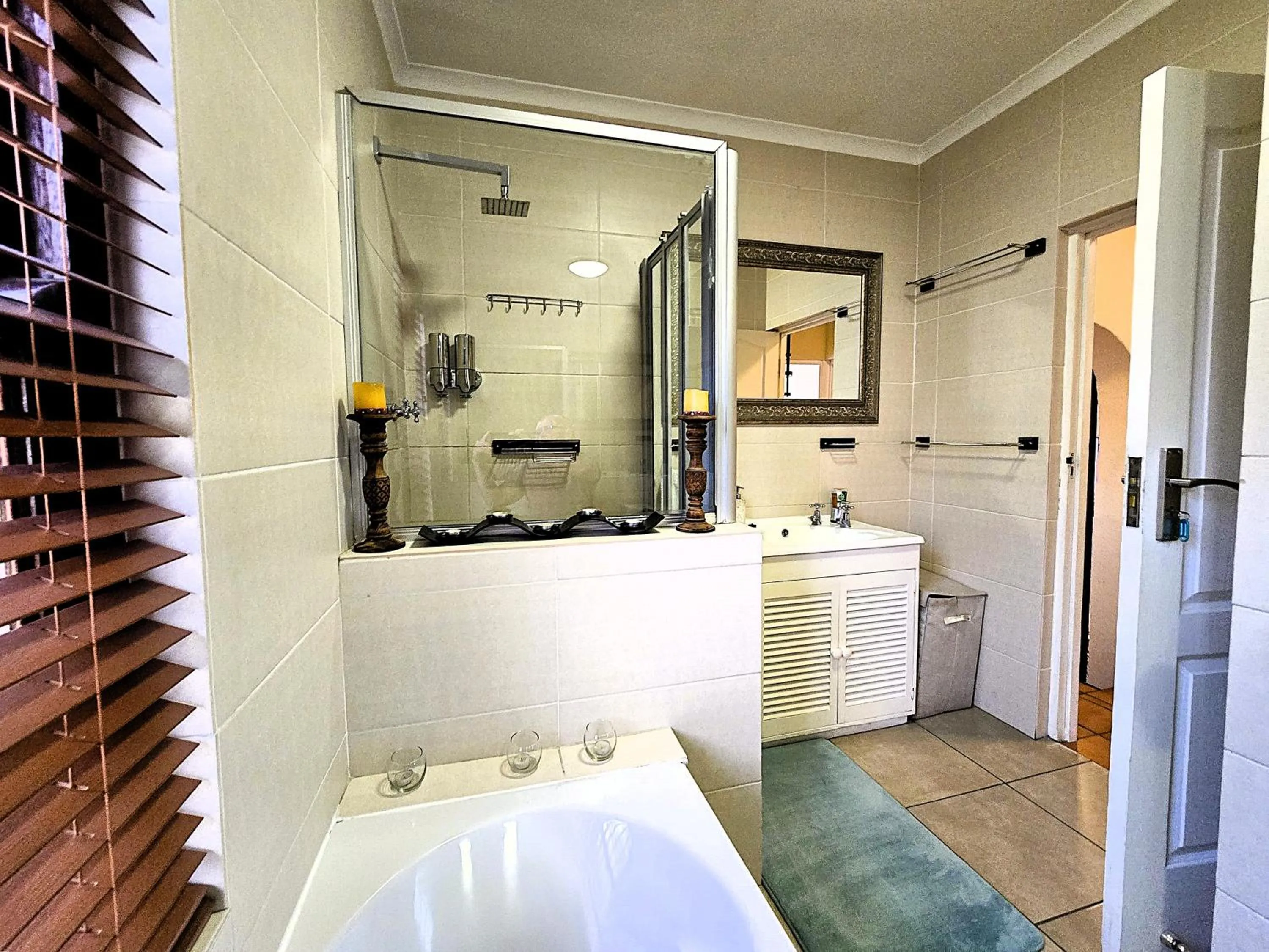 Shower in Walters Lane Luxury Accommodation main house - No loadshedding