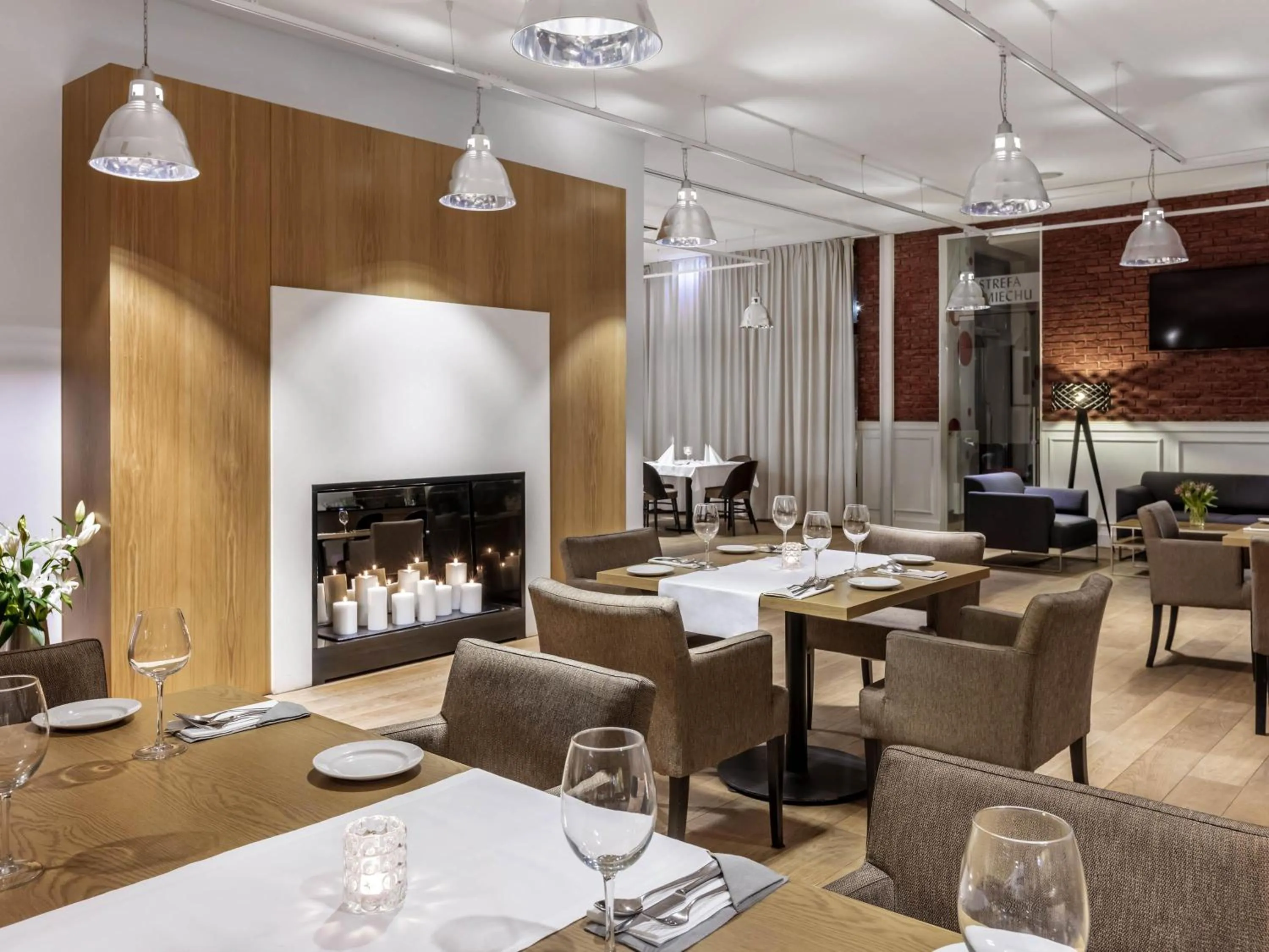 Restaurant/places to eat in Mercure Wiazowna Brant