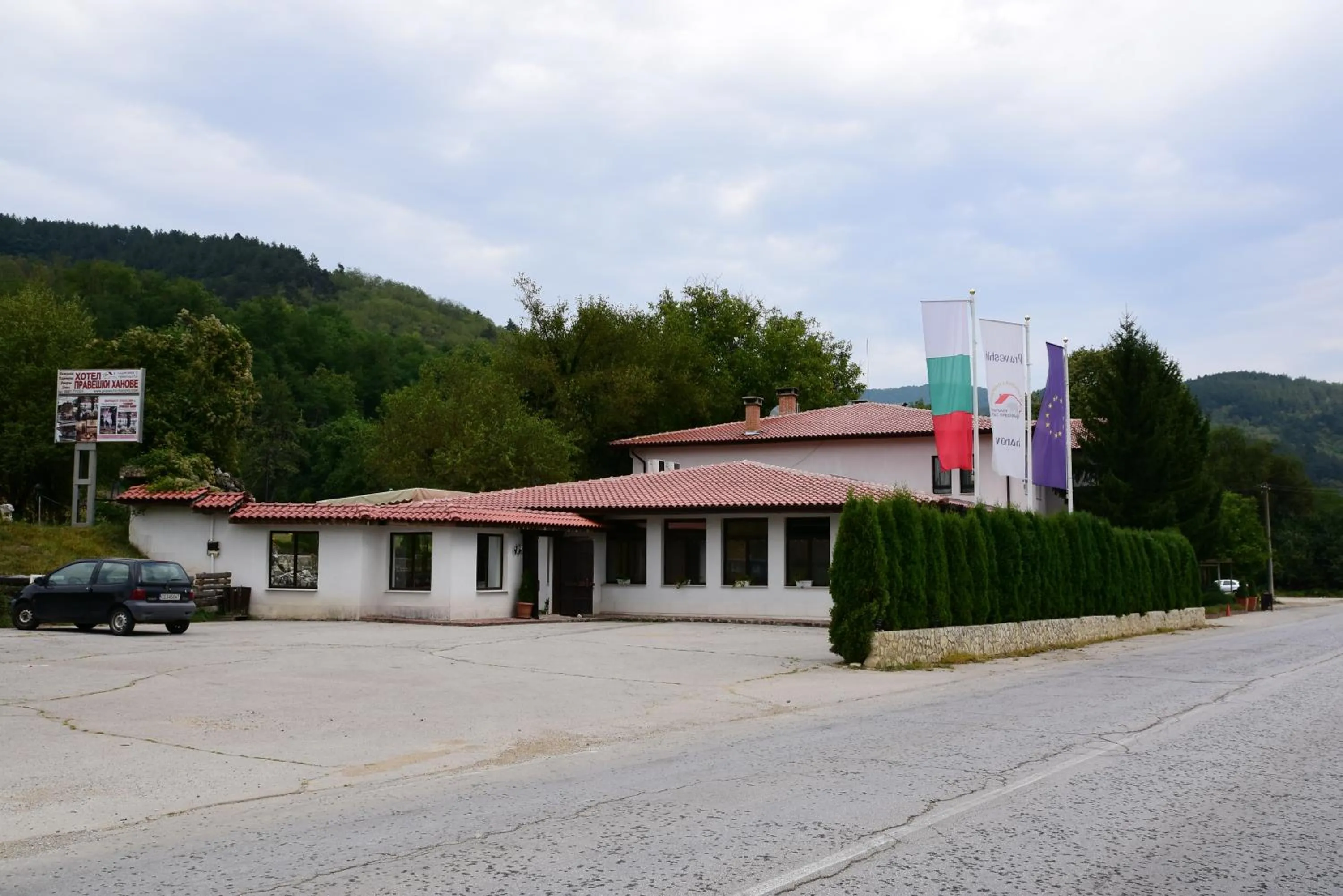 Property building in Complex Praveshki Hanove