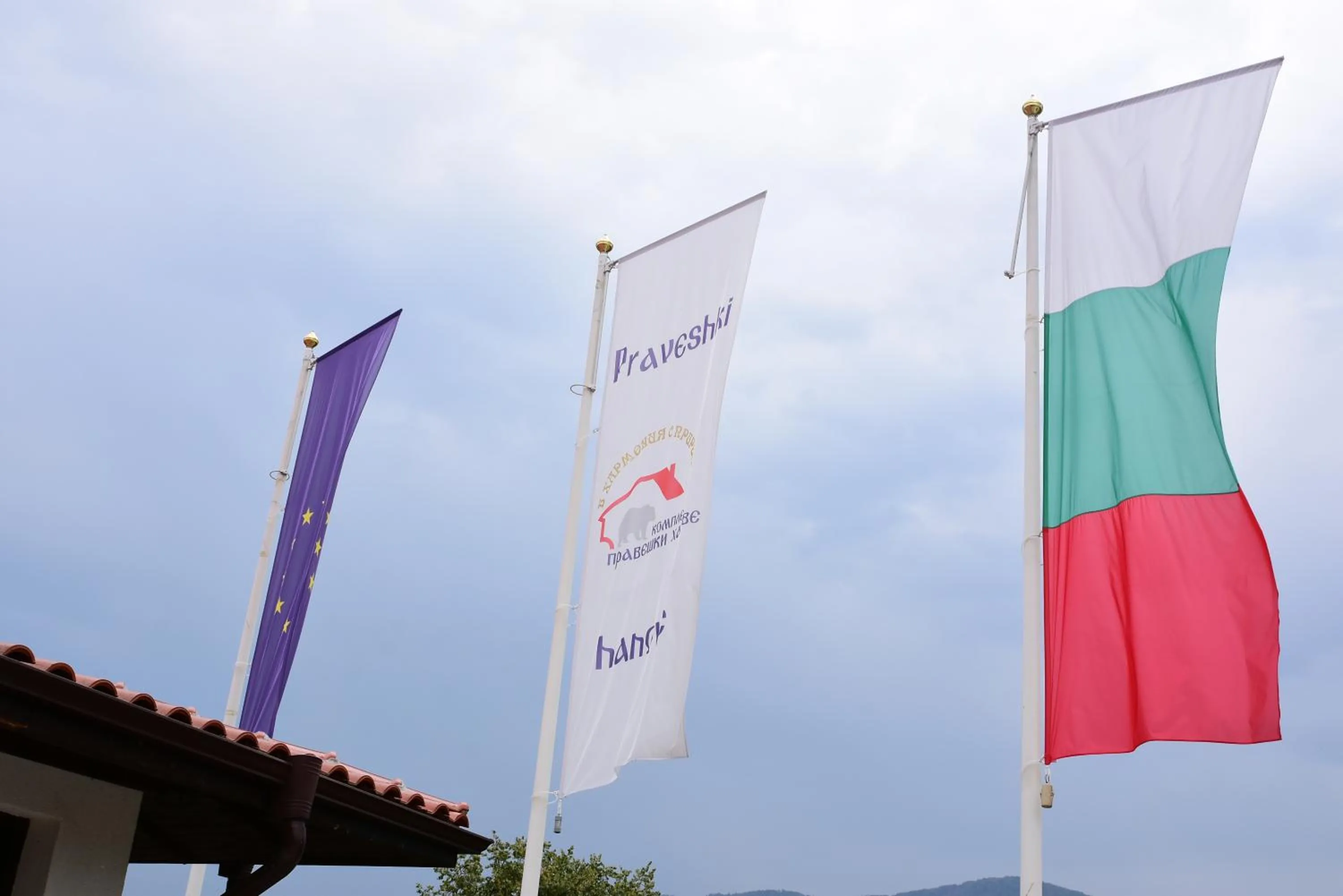 Facade/entrance in Complex Praveshki Hanove