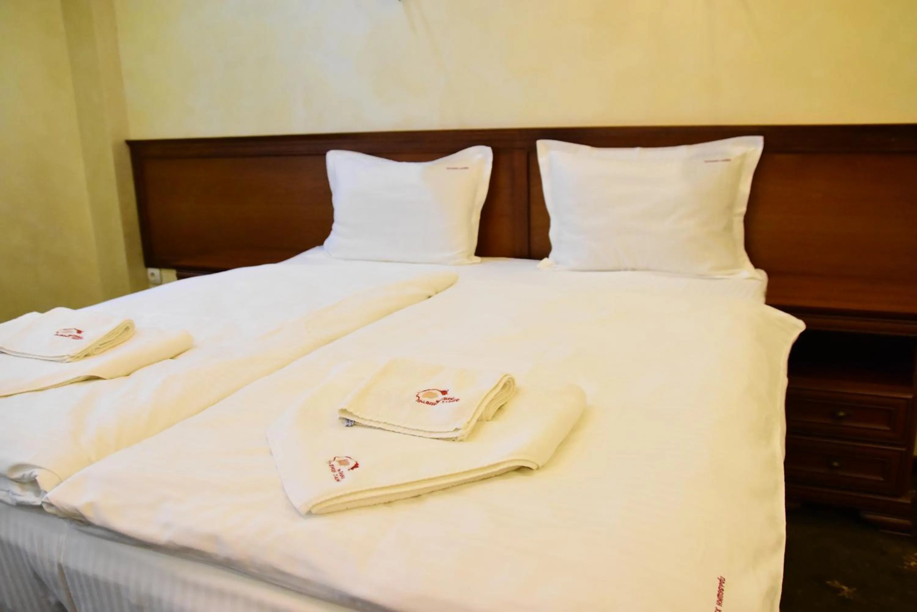 Bedroom, Bed in Complex Praveshki Hanove