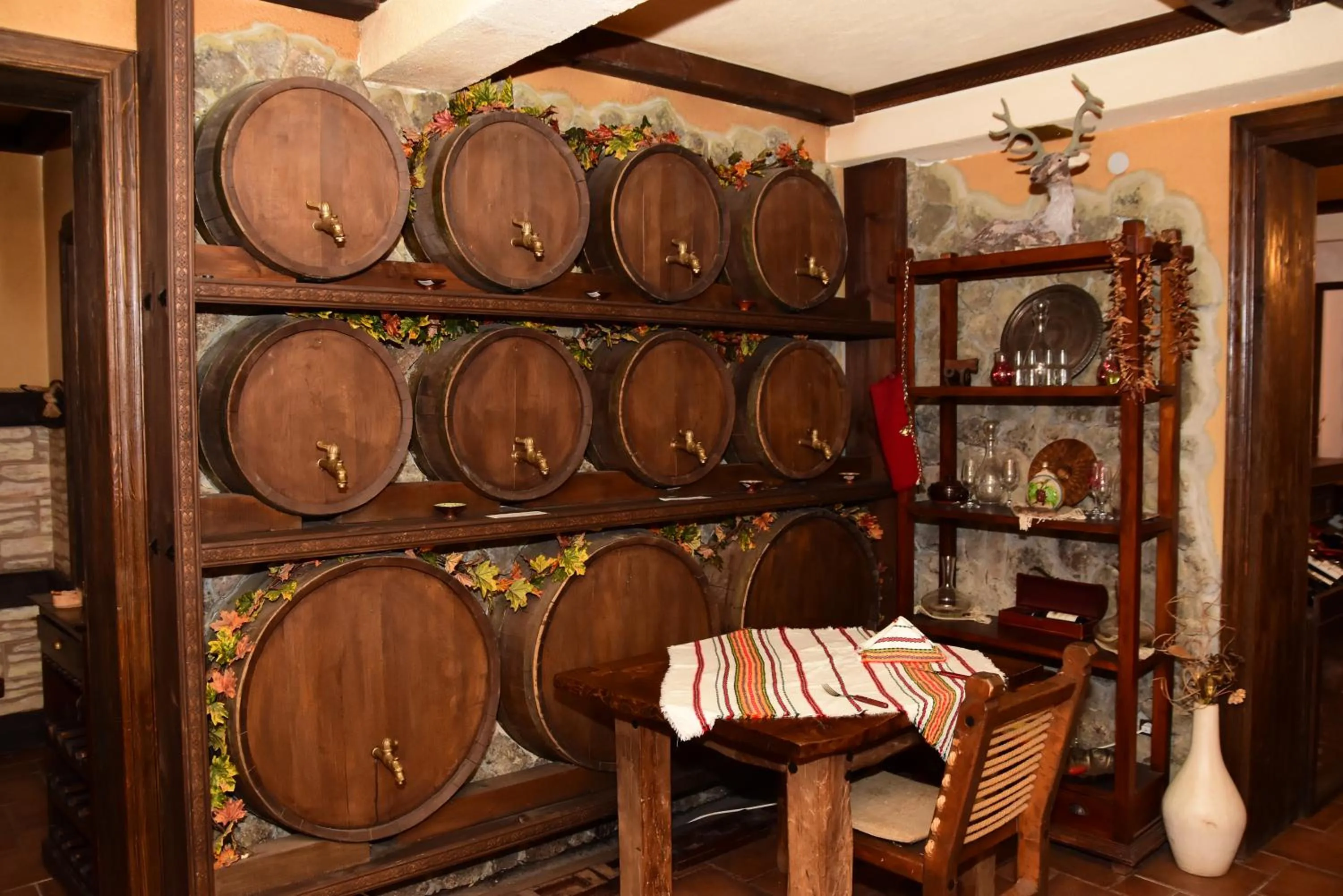 Restaurant/places to eat in Complex Praveshki Hanove