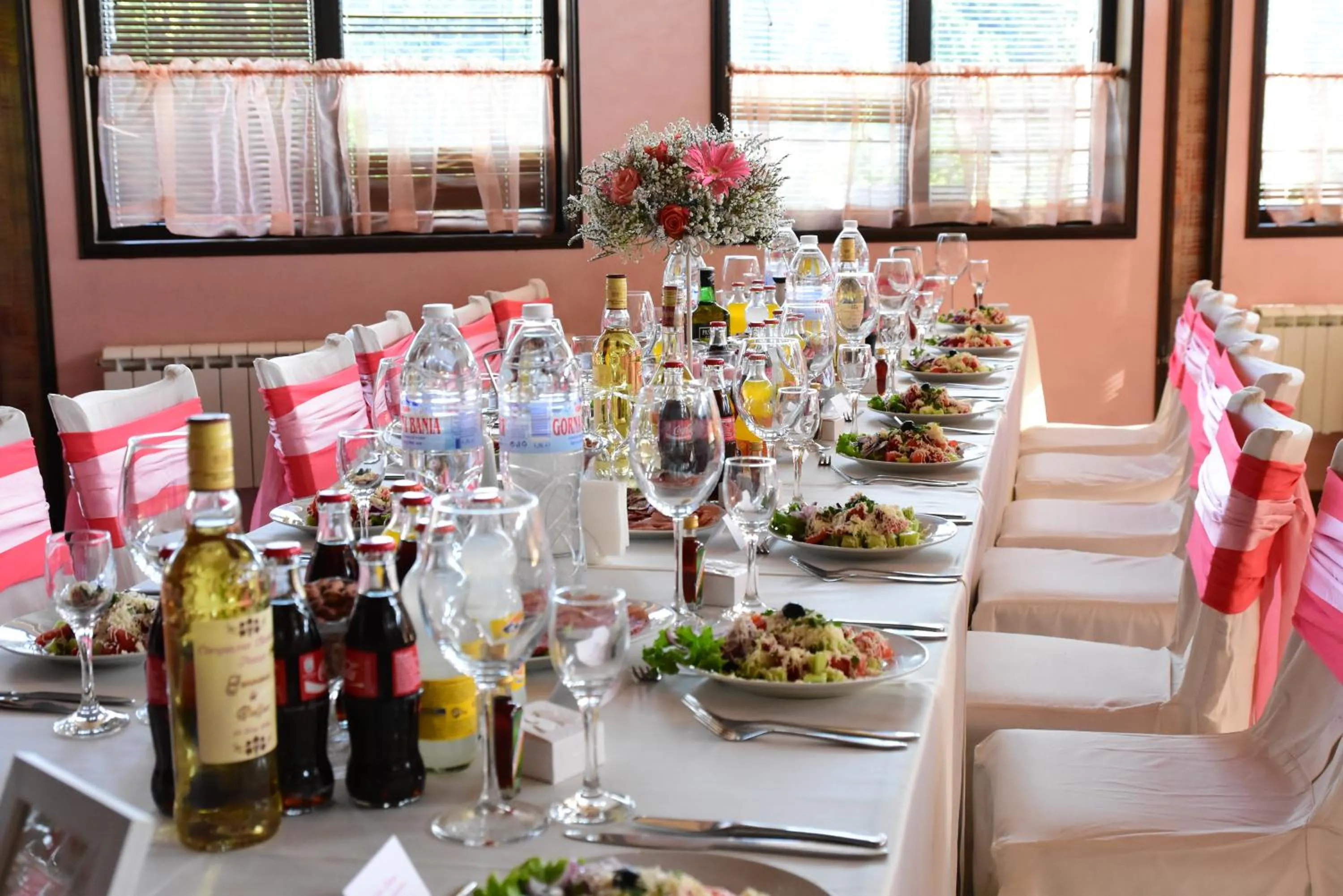 Restaurant/places to eat in Complex Praveshki Hanove