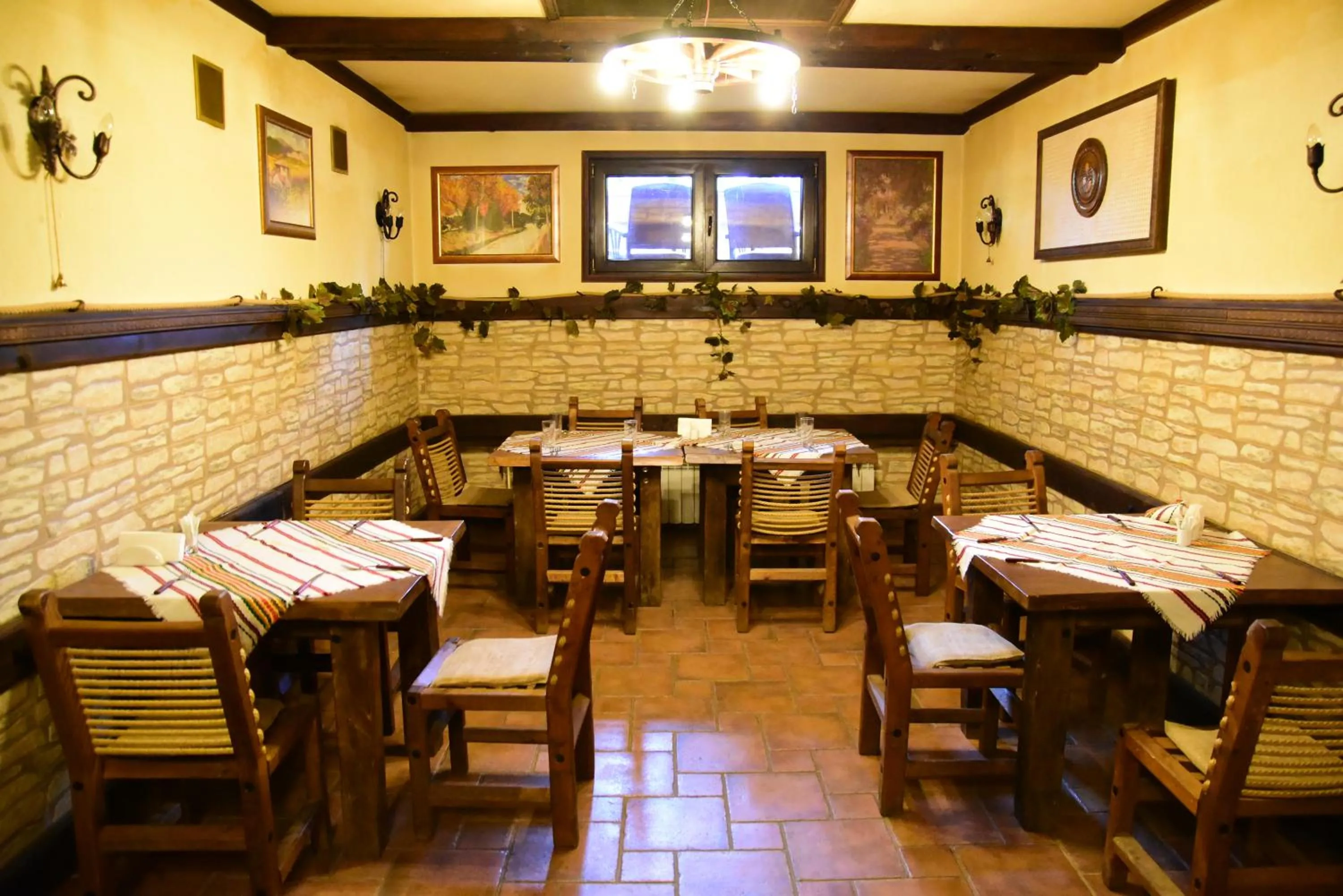 Restaurant/places to eat in Complex Praveshki Hanove