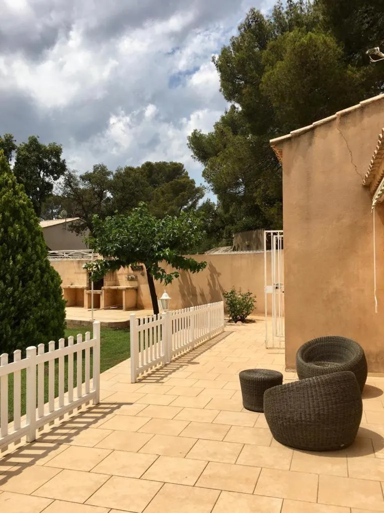 Patio in Sous Les Pins gîtes et chambres d'hôtes