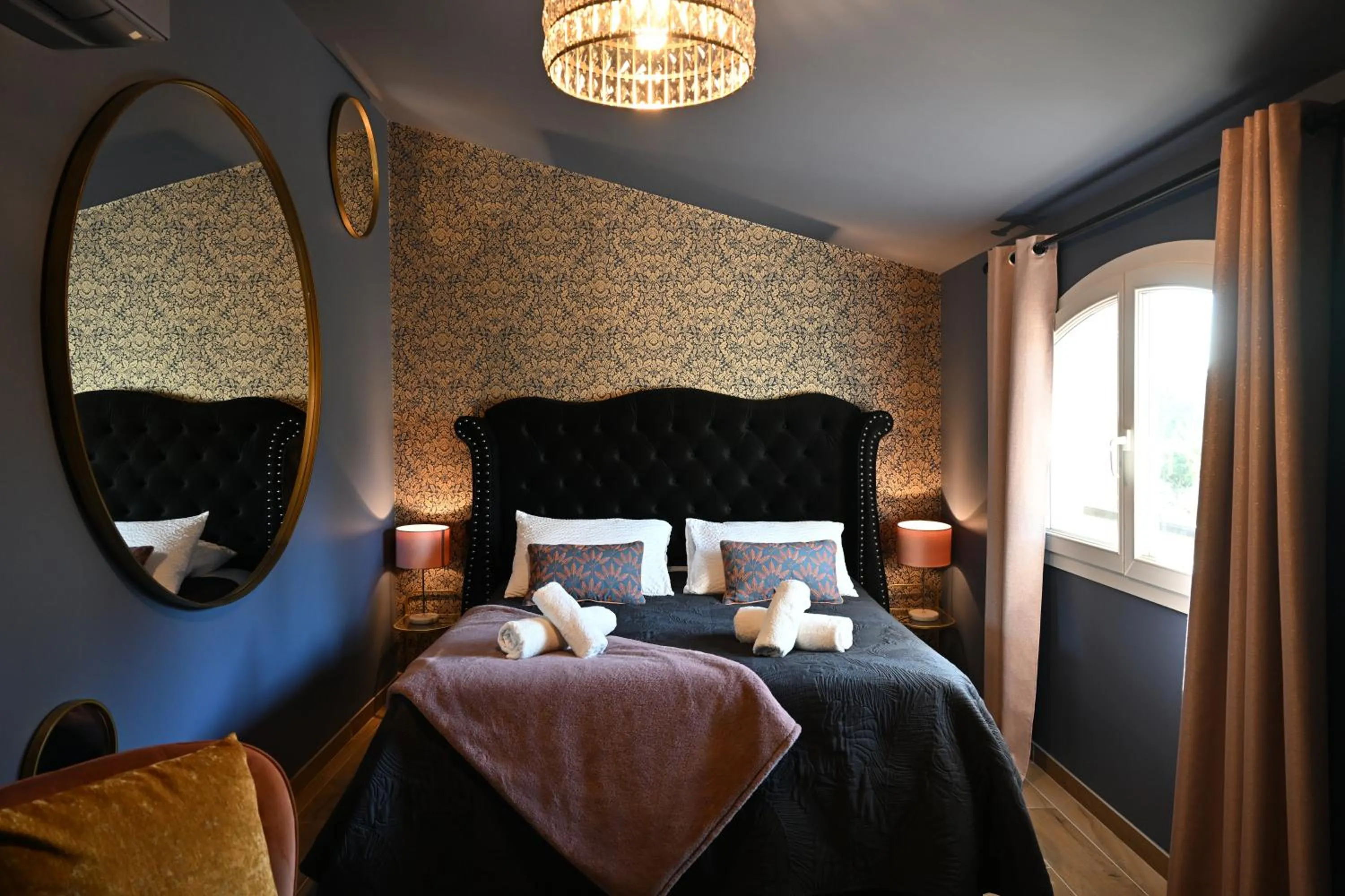 Bed in Sous Les Pins gîtes et chambres d'hôtes