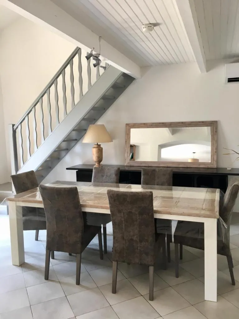 Dining area in Sous Les Pins gîtes et chambres d'hôtes