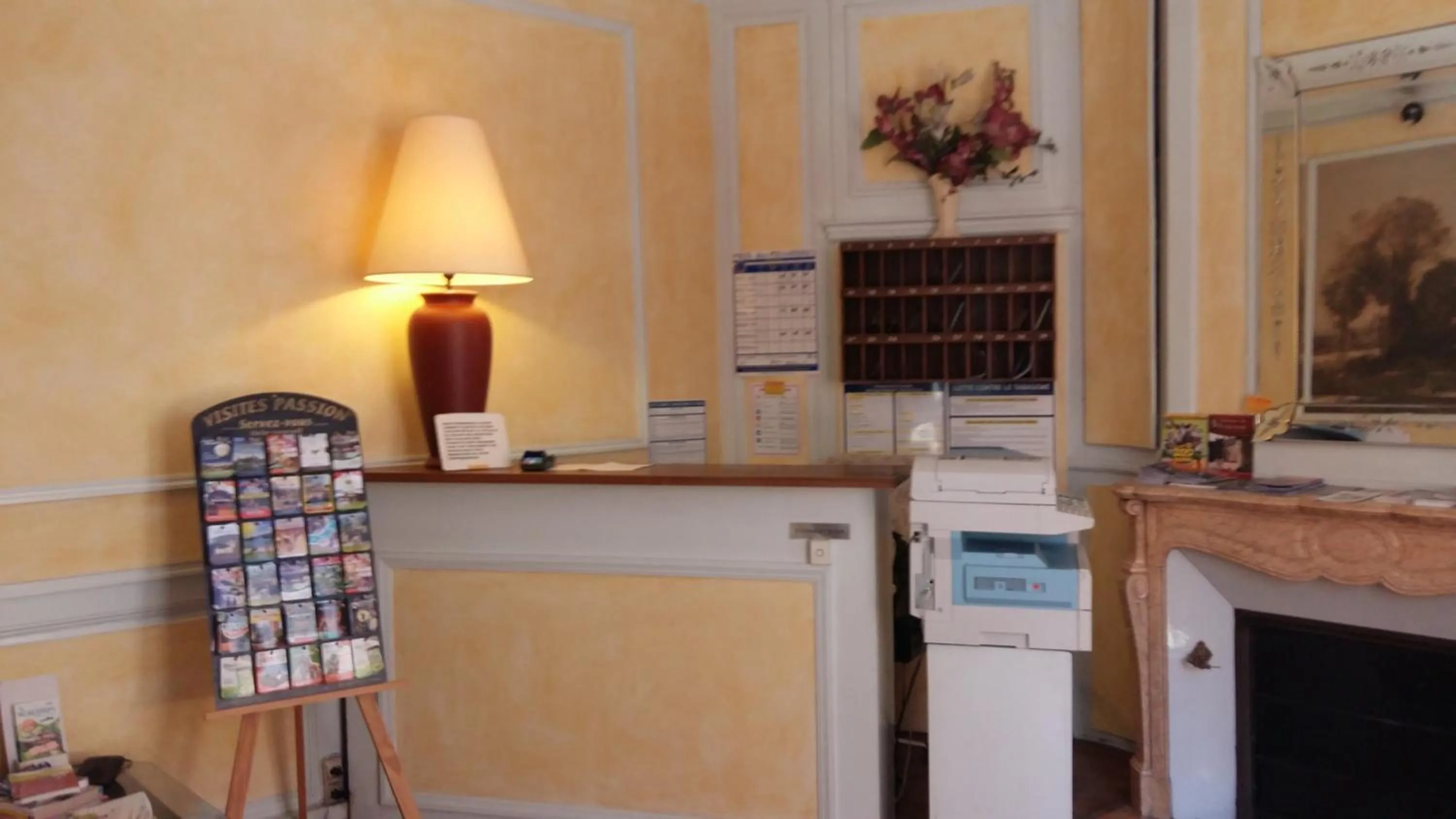 Lobby or reception in Hôtel Les Beaux Arts- Limoges Hypercentre