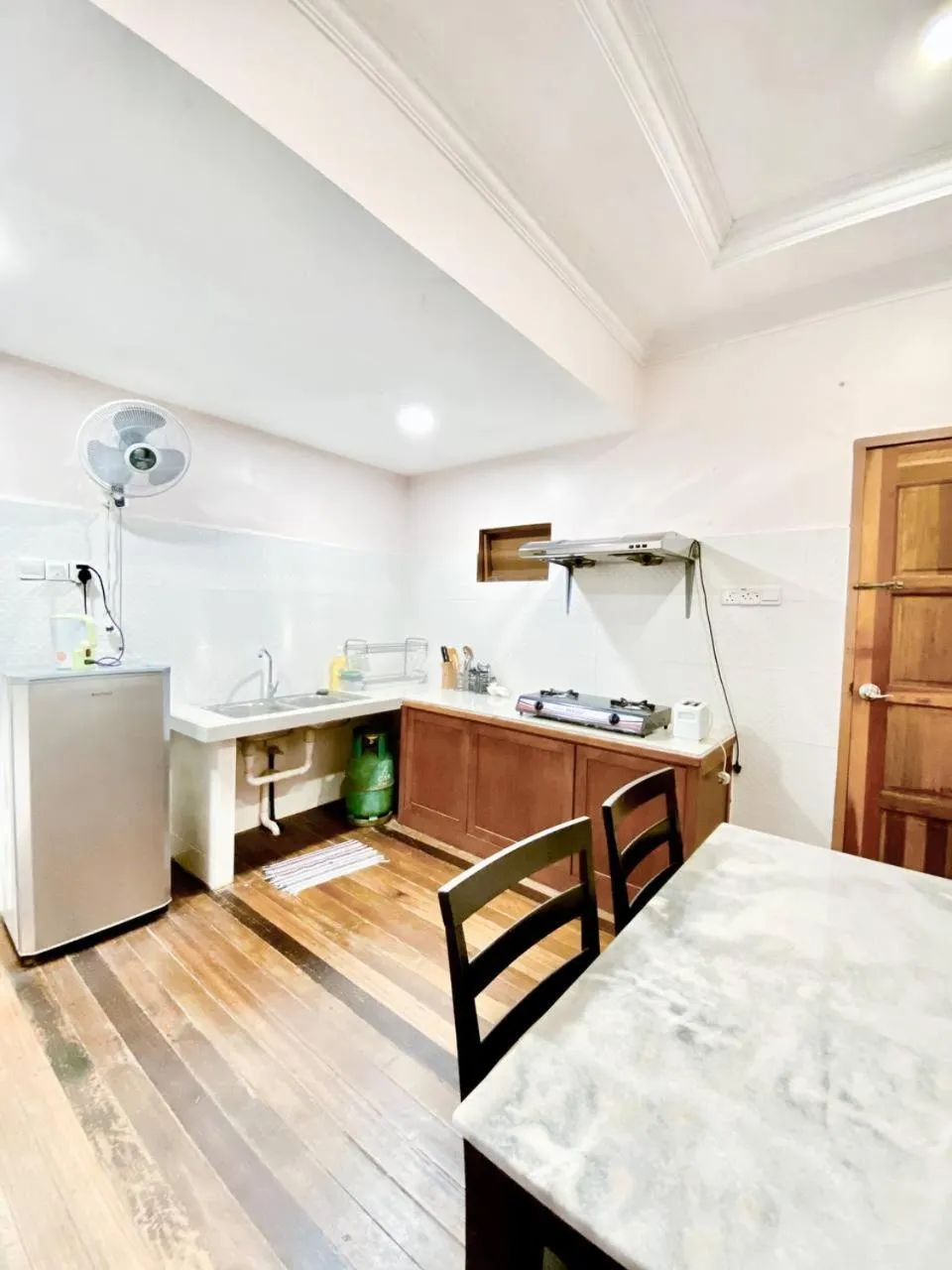 Kitchen or kitchenette in Padimas Villa @Datai Valley