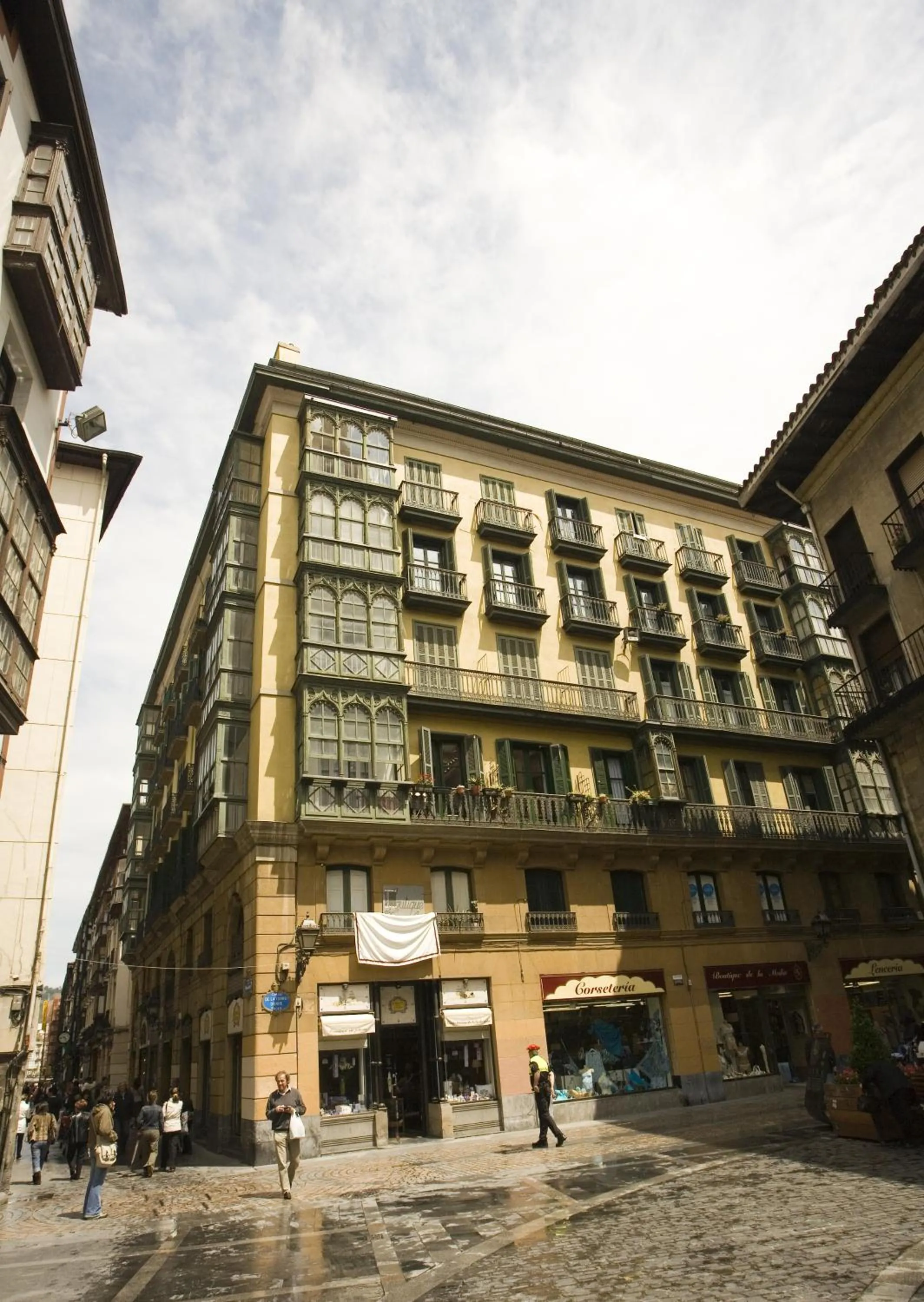 Property building in Roquefer Bilbao Central Rooms