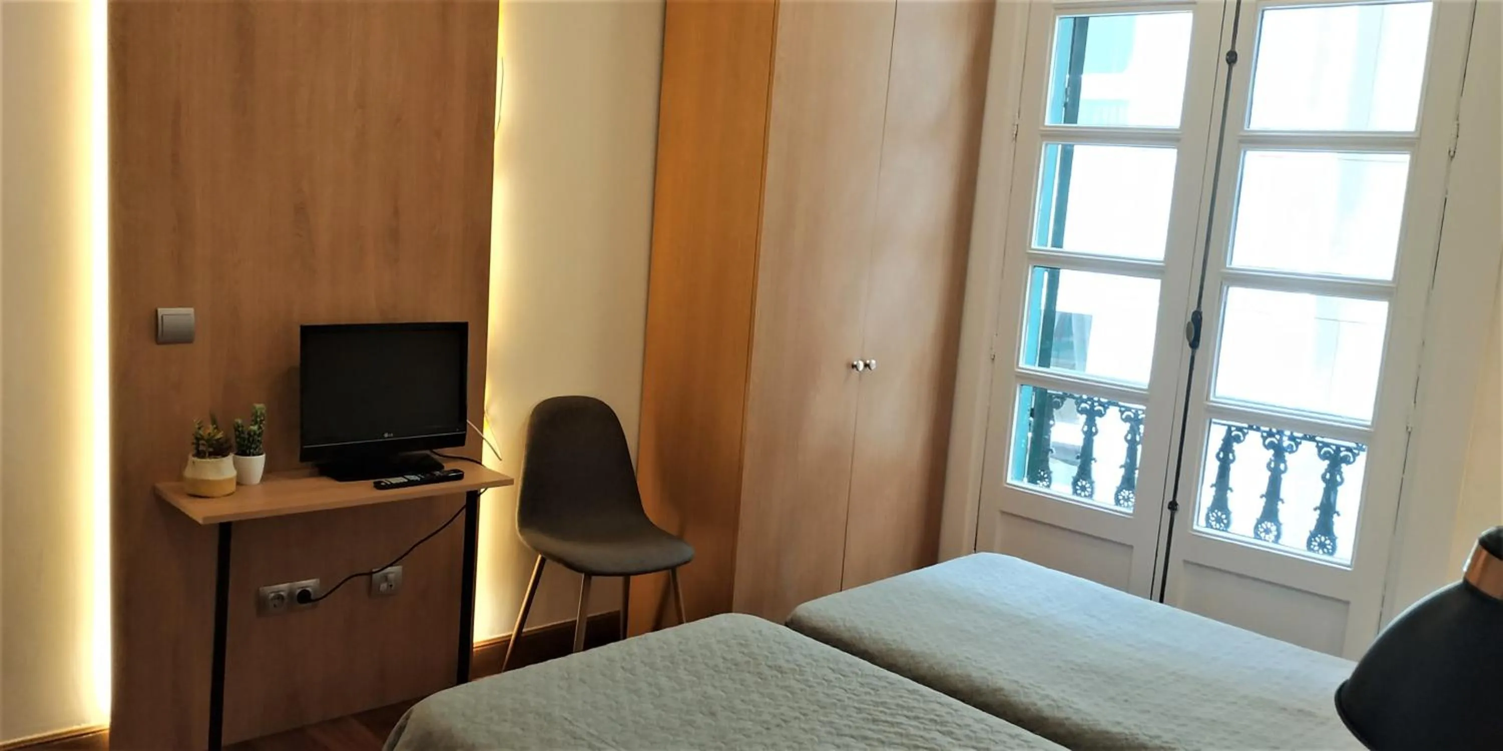 Photo of the whole room, Bed in Roquefer Bilbao Central Rooms