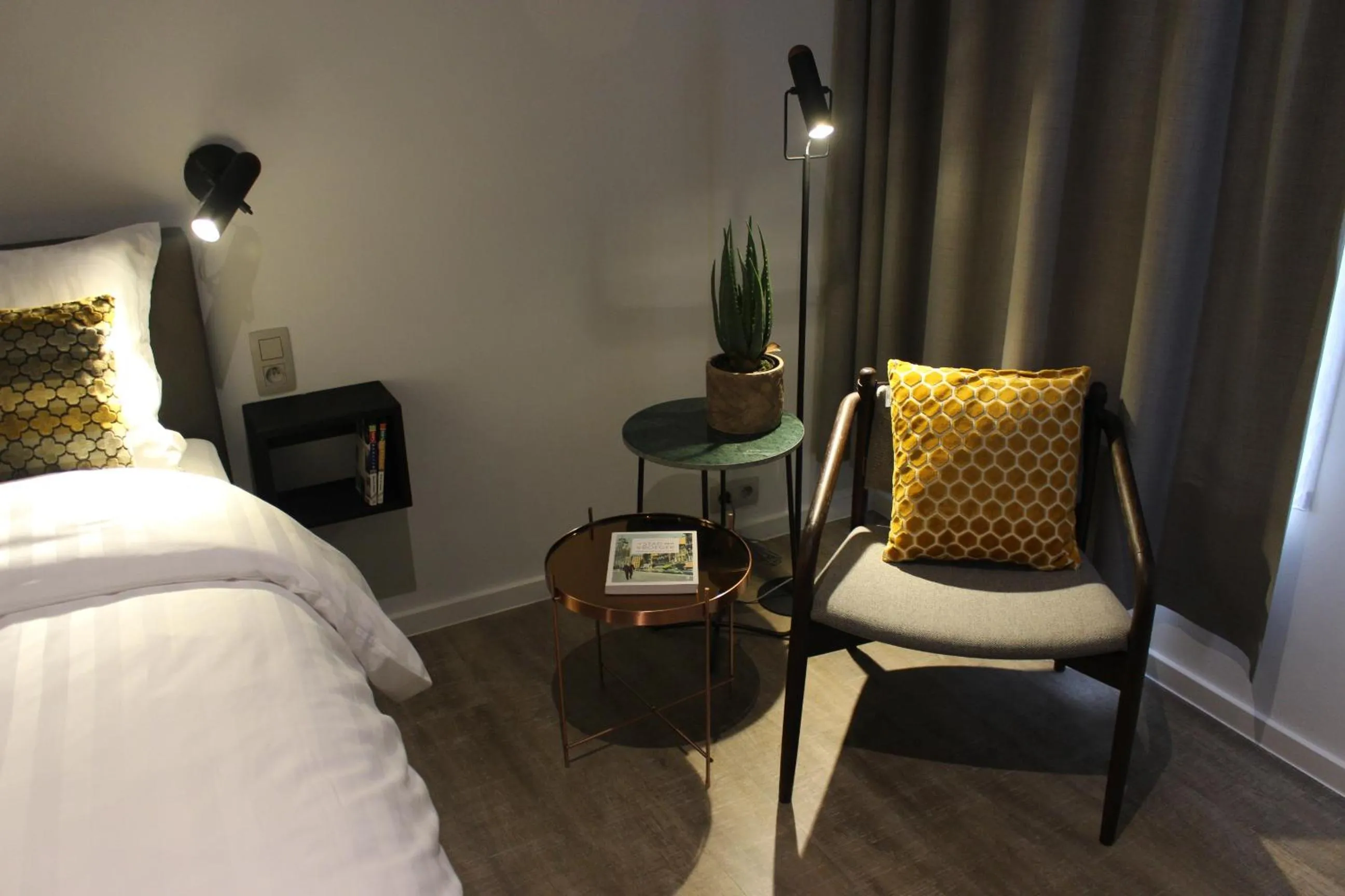 Seating area, Bed in CITYSTAY