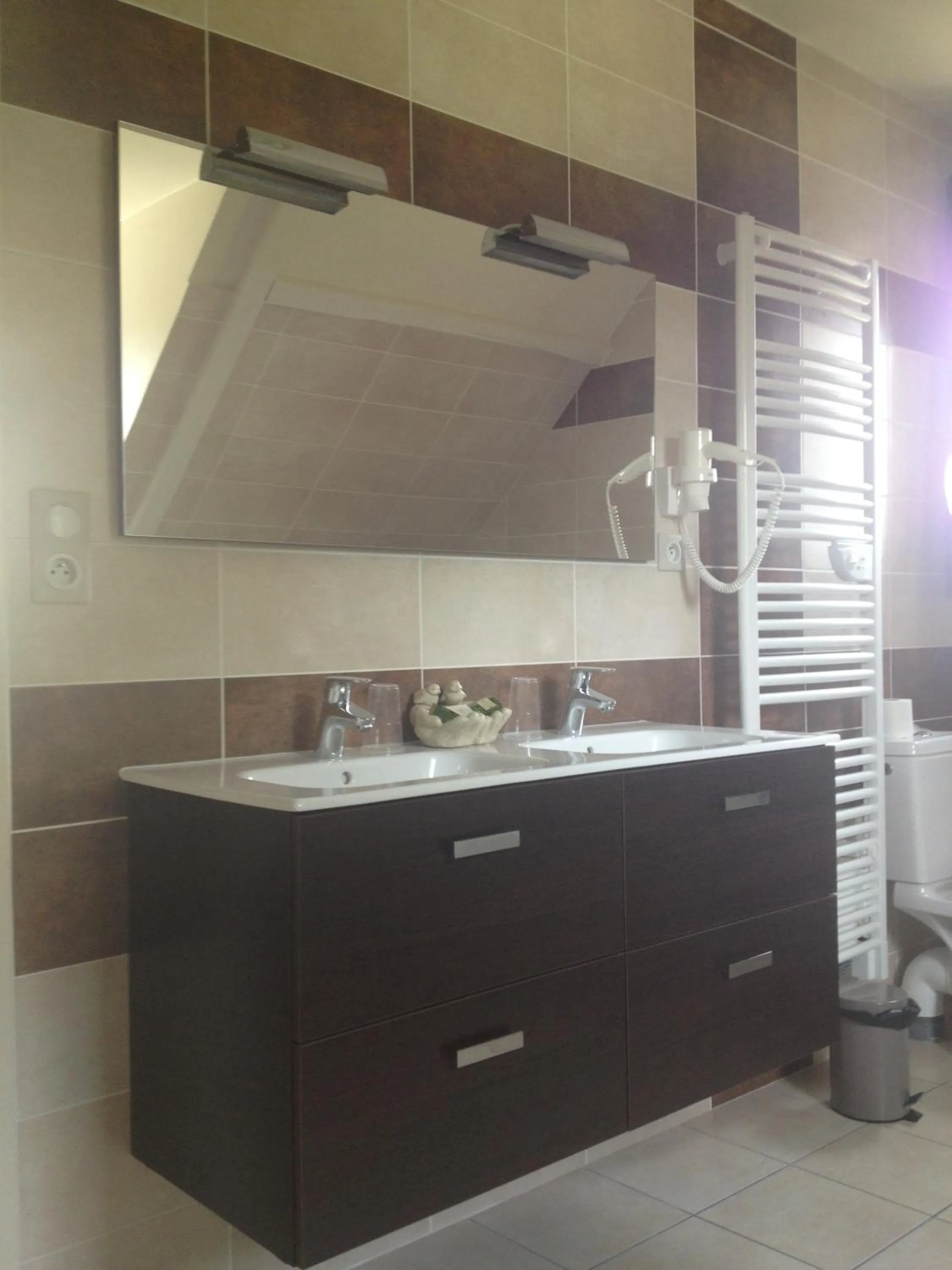 Bathroom in Logis hotel-restaurant les collines 59 route des crêtes