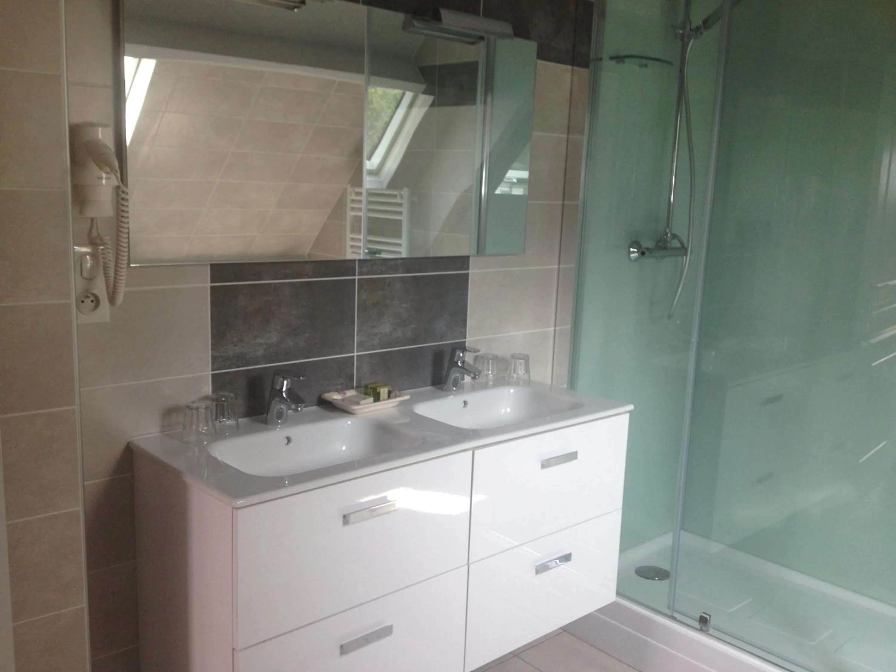 Bathroom in Logis hotel-restaurant les collines 59 route des crêtes