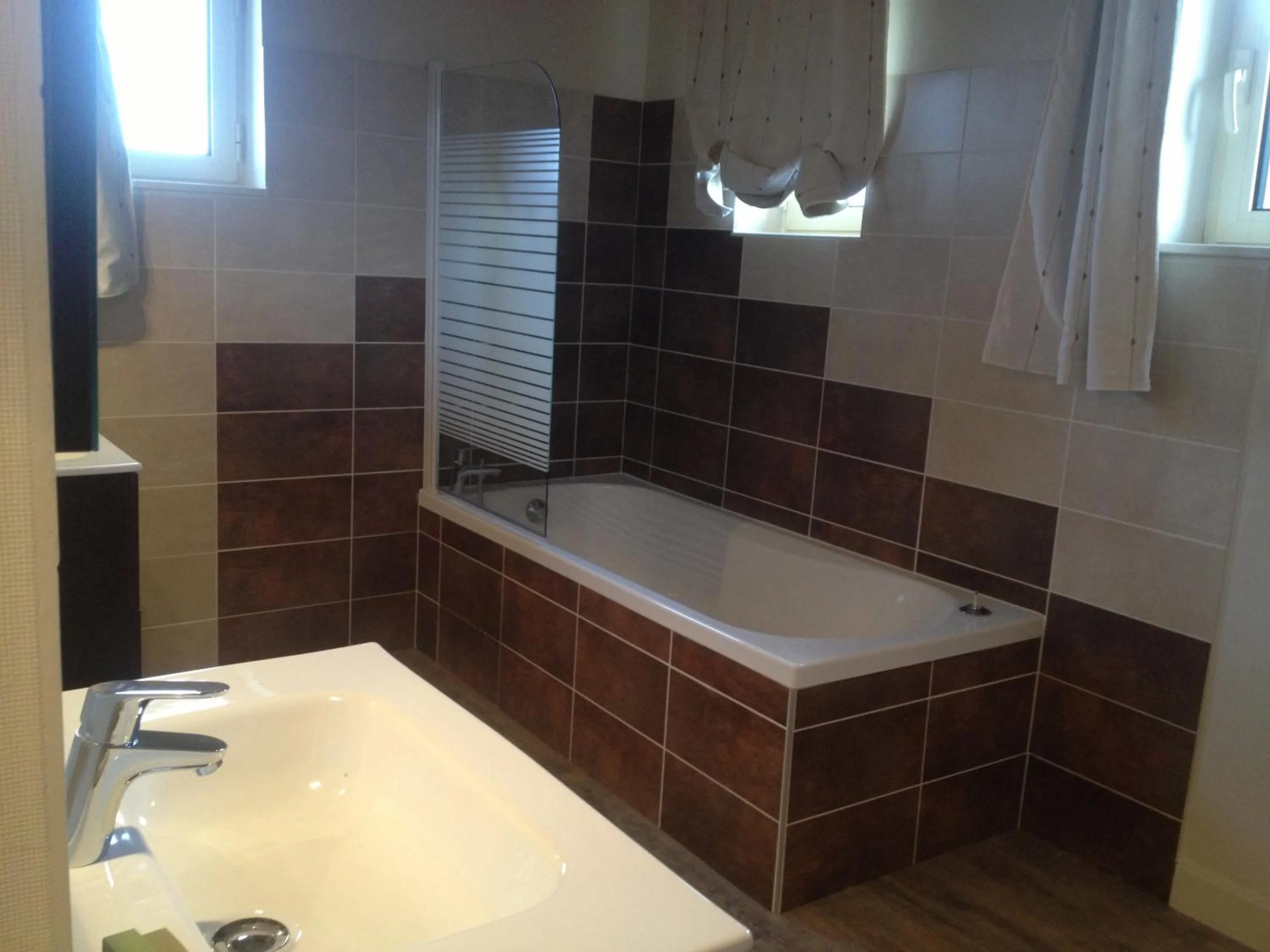 Bathroom in Logis hotel-restaurant les collines 59 route des crêtes