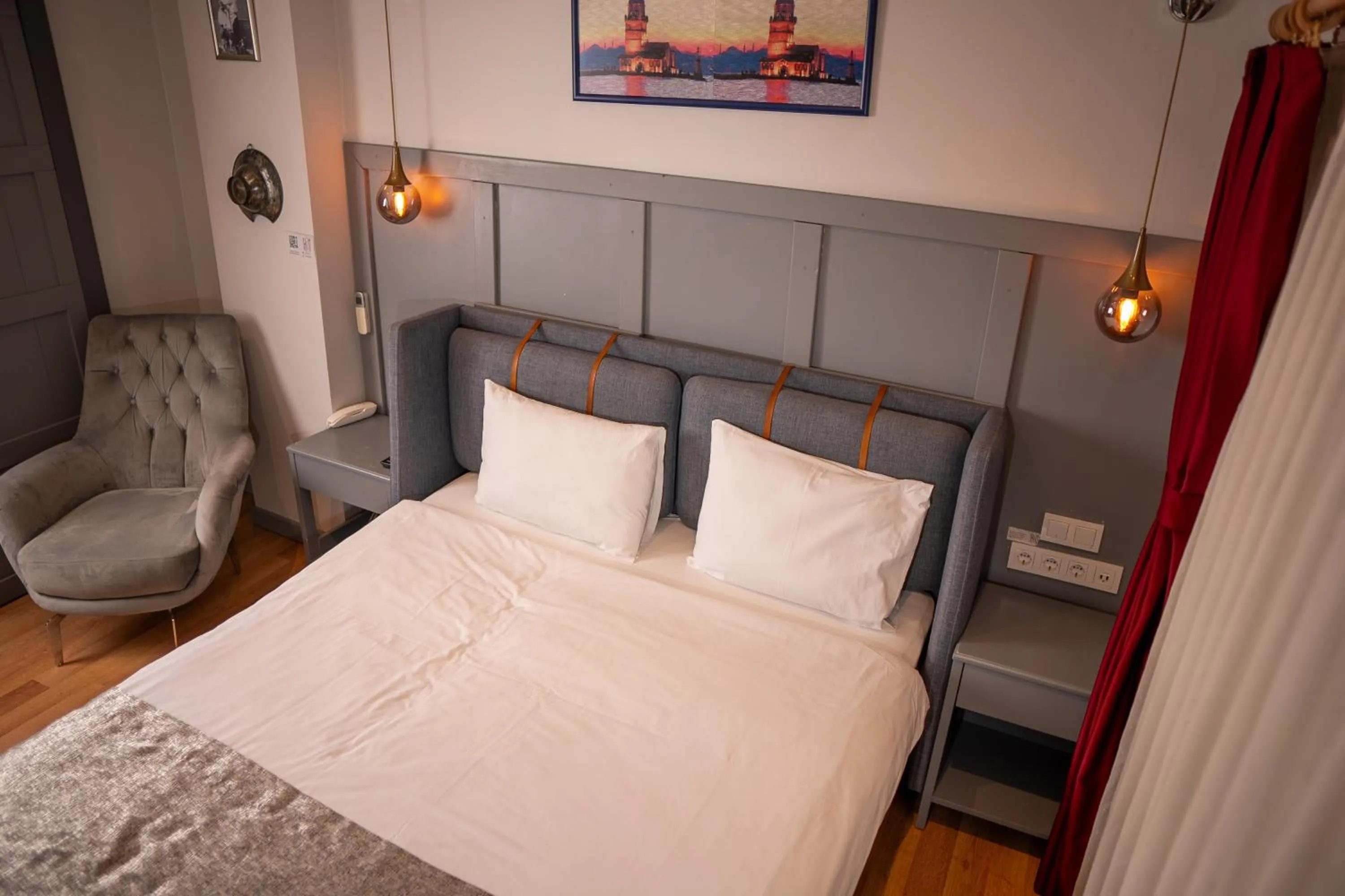 Photo of the whole room, Bed in Corner Hot