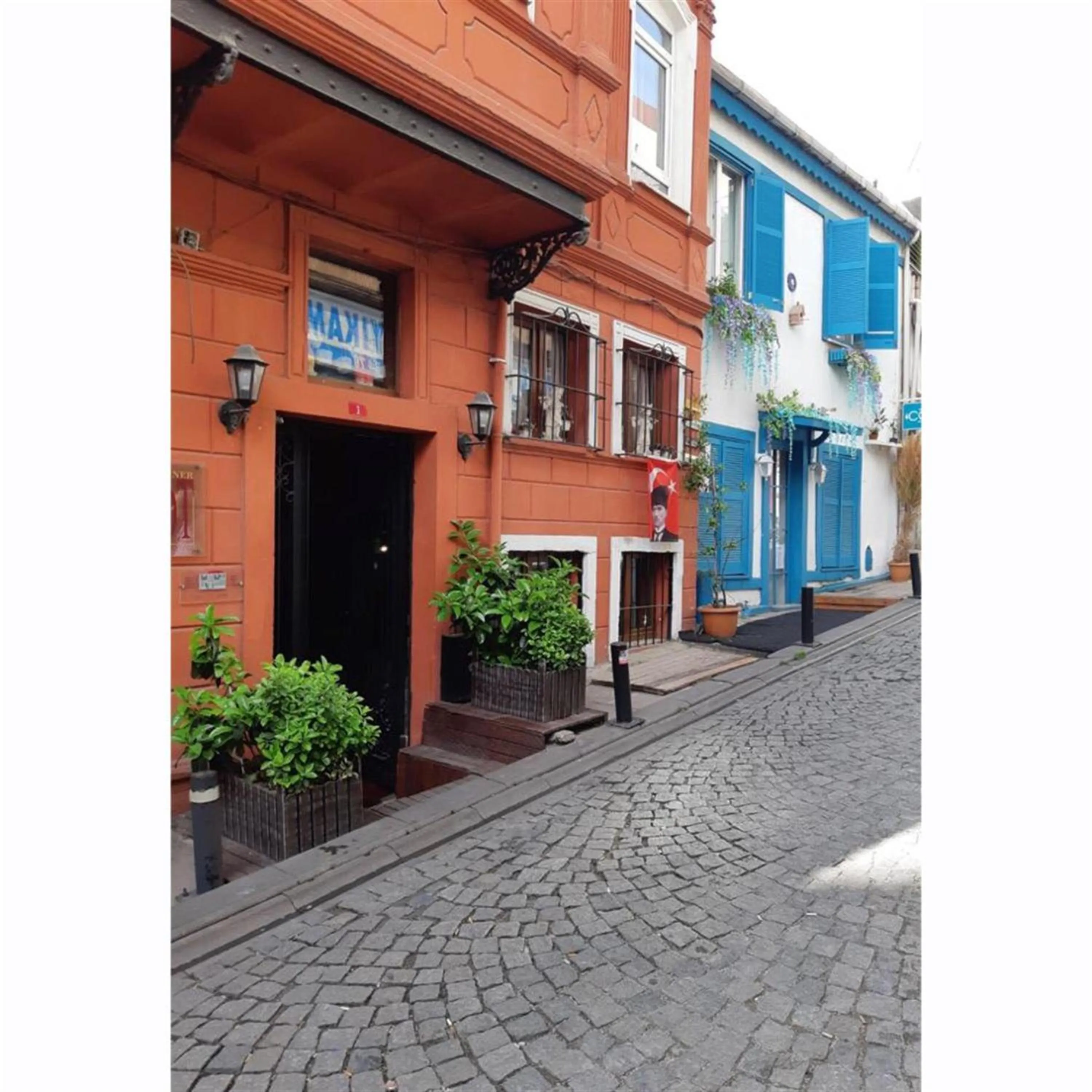 Property building in Corner Hot