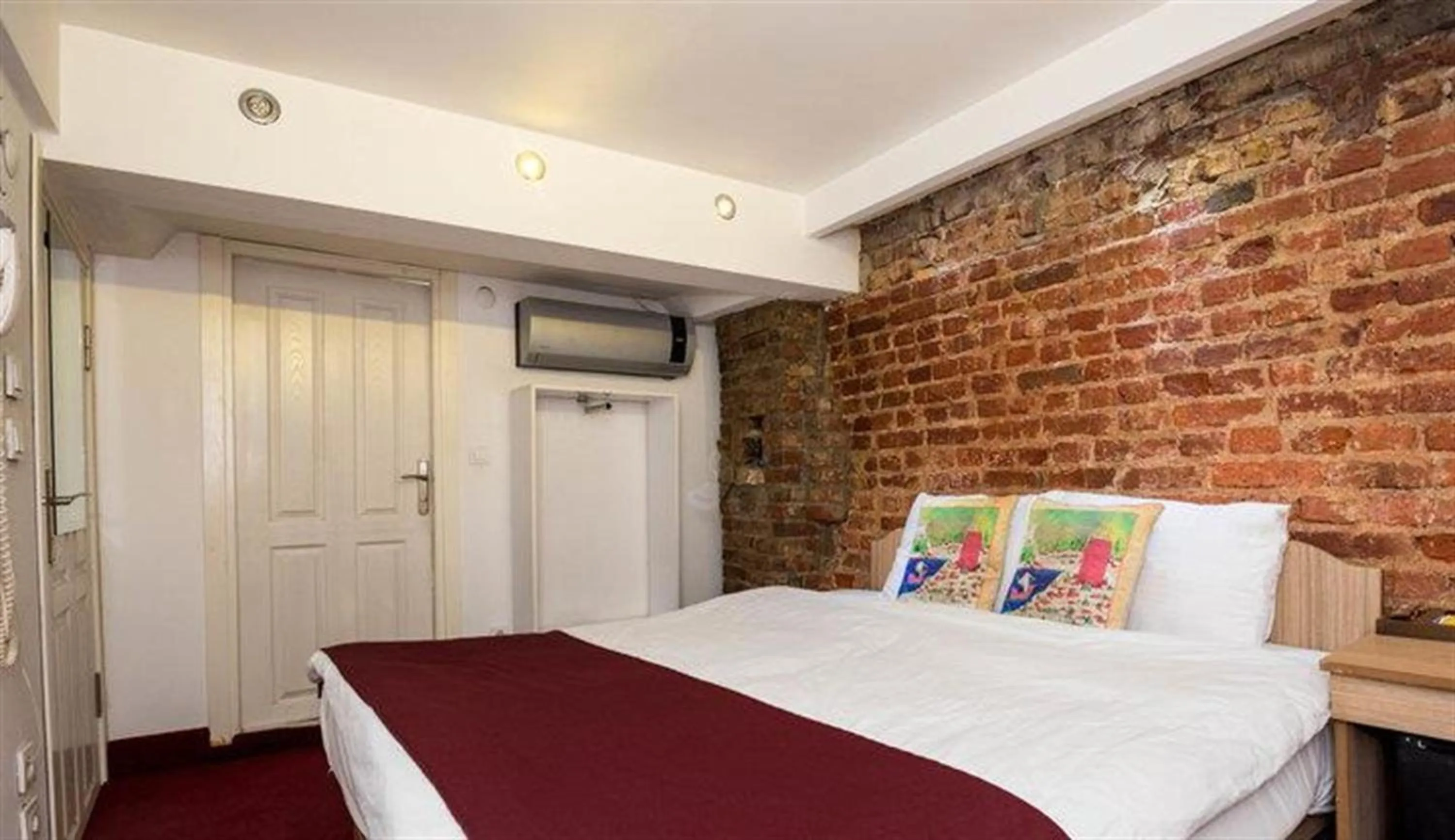 Photo of the whole room, Bed in Corner Hot