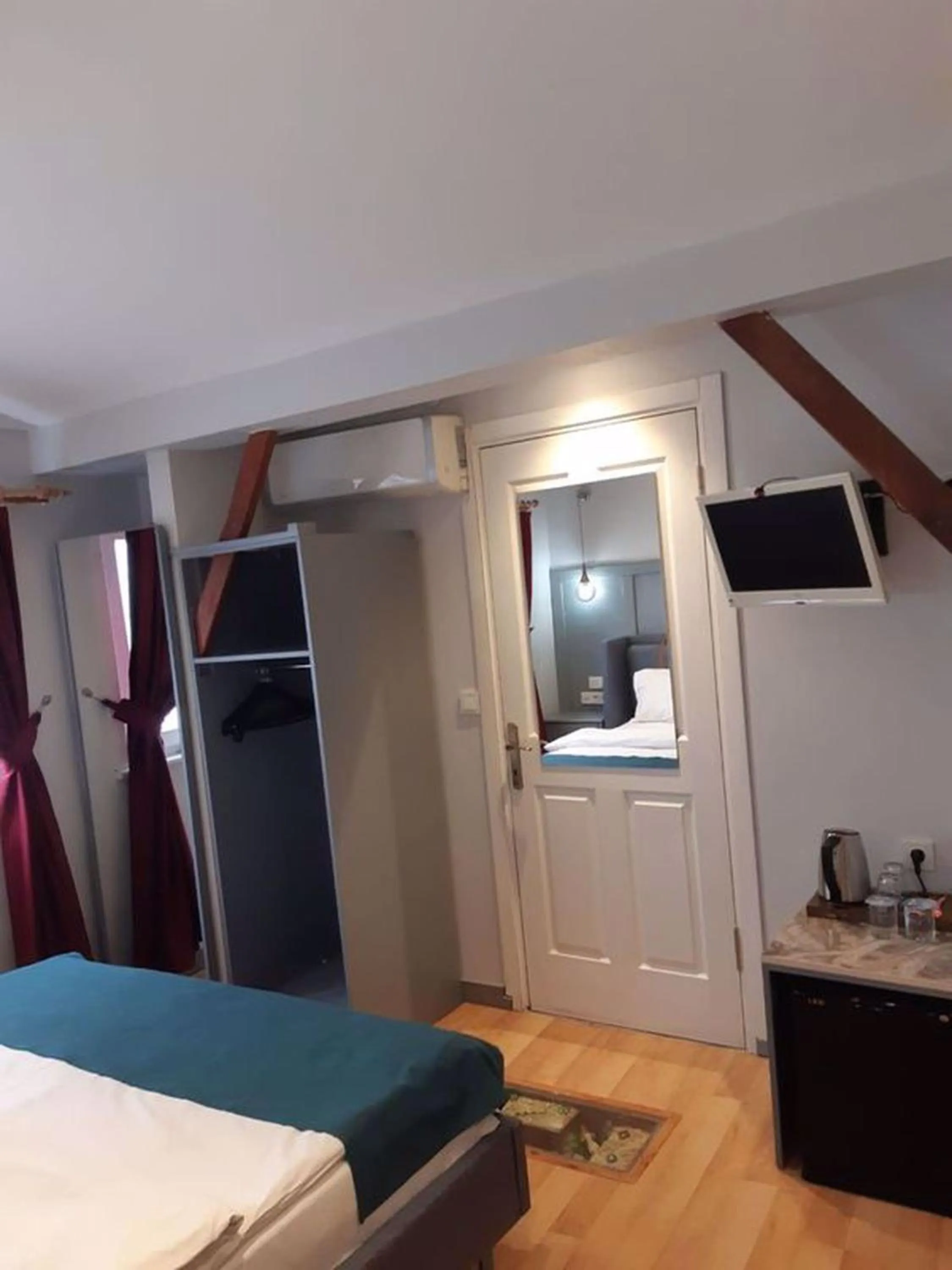 Massage, Bed in Corner Hot