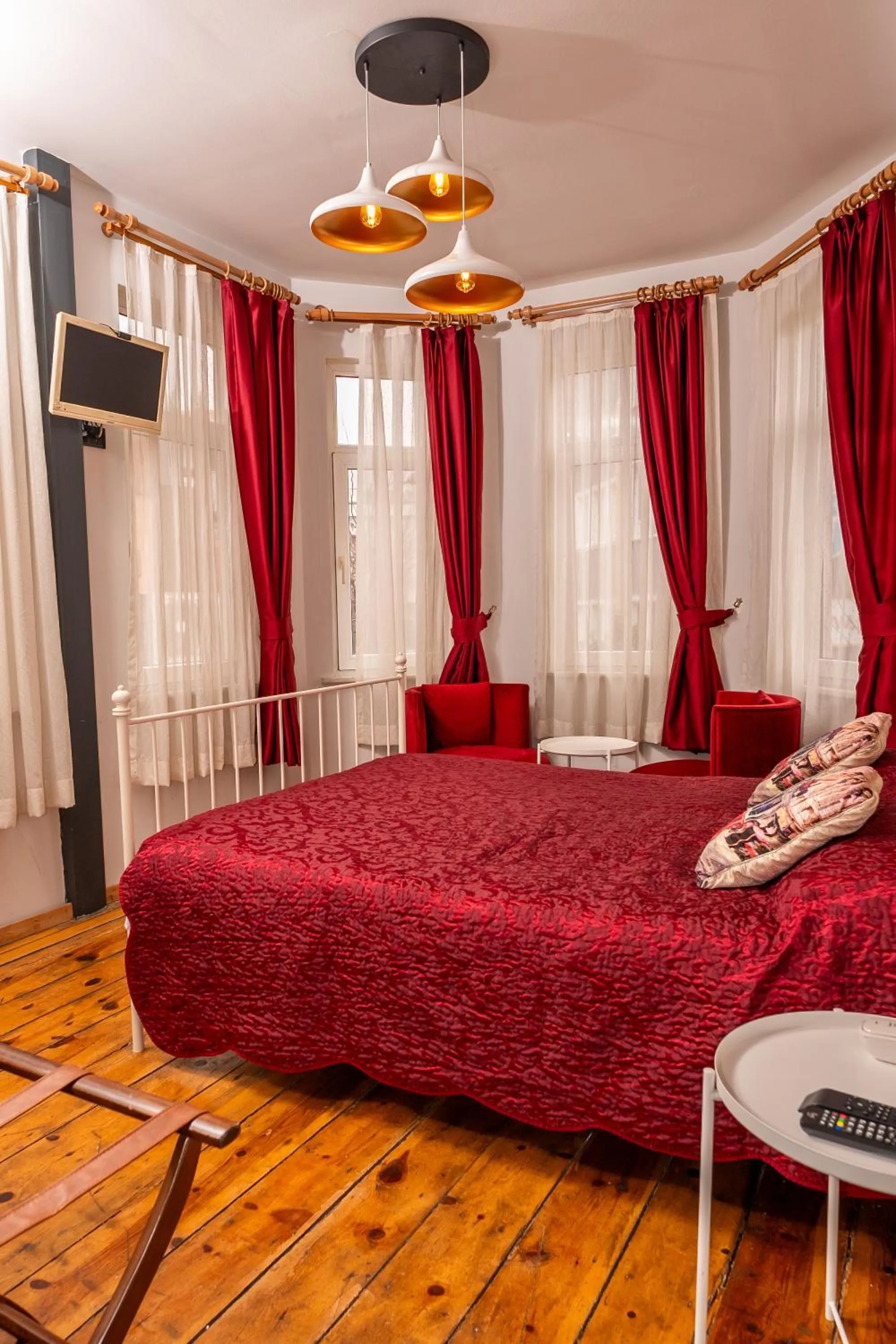 Photo of the whole room, Bed in Corner Hot