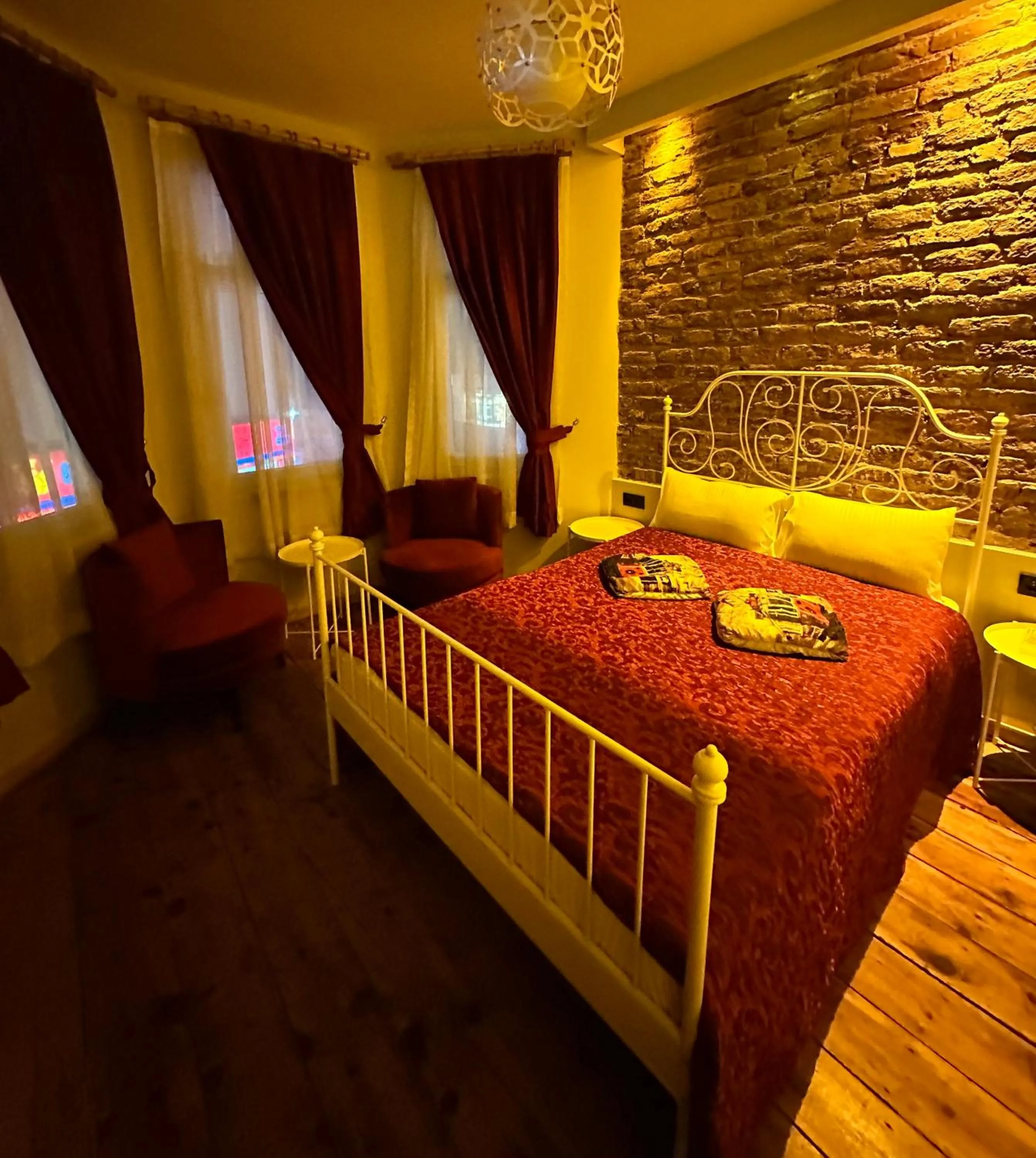 Photo of the whole room, Bed in Corner Hot