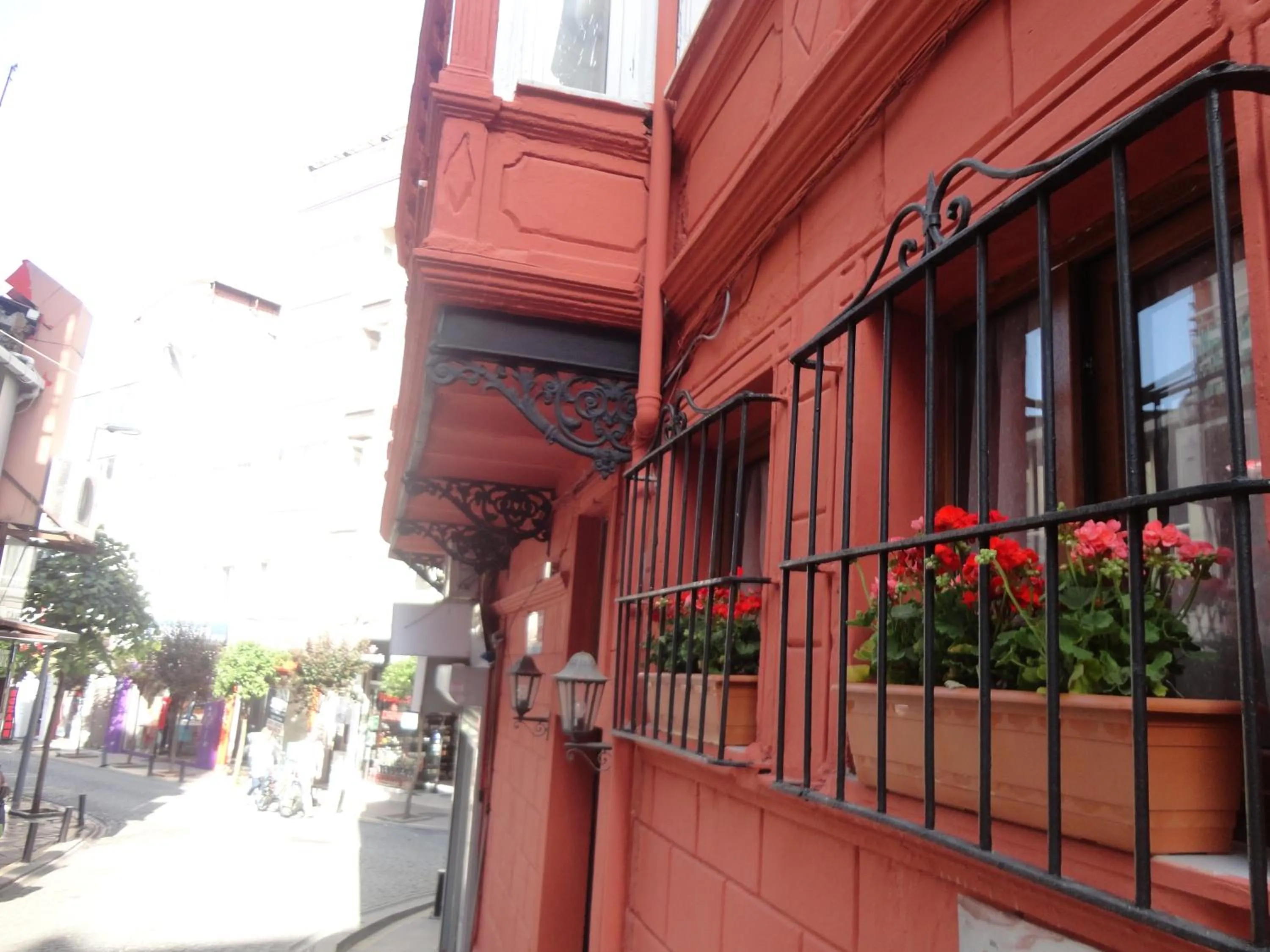 Property building in Corner Hot