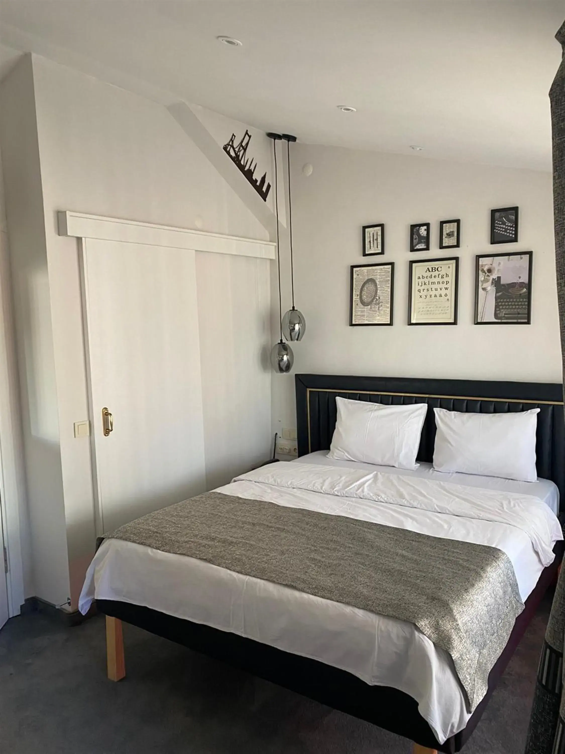 Other, Bed in Corner Hot Other, Bed in Corner Hot