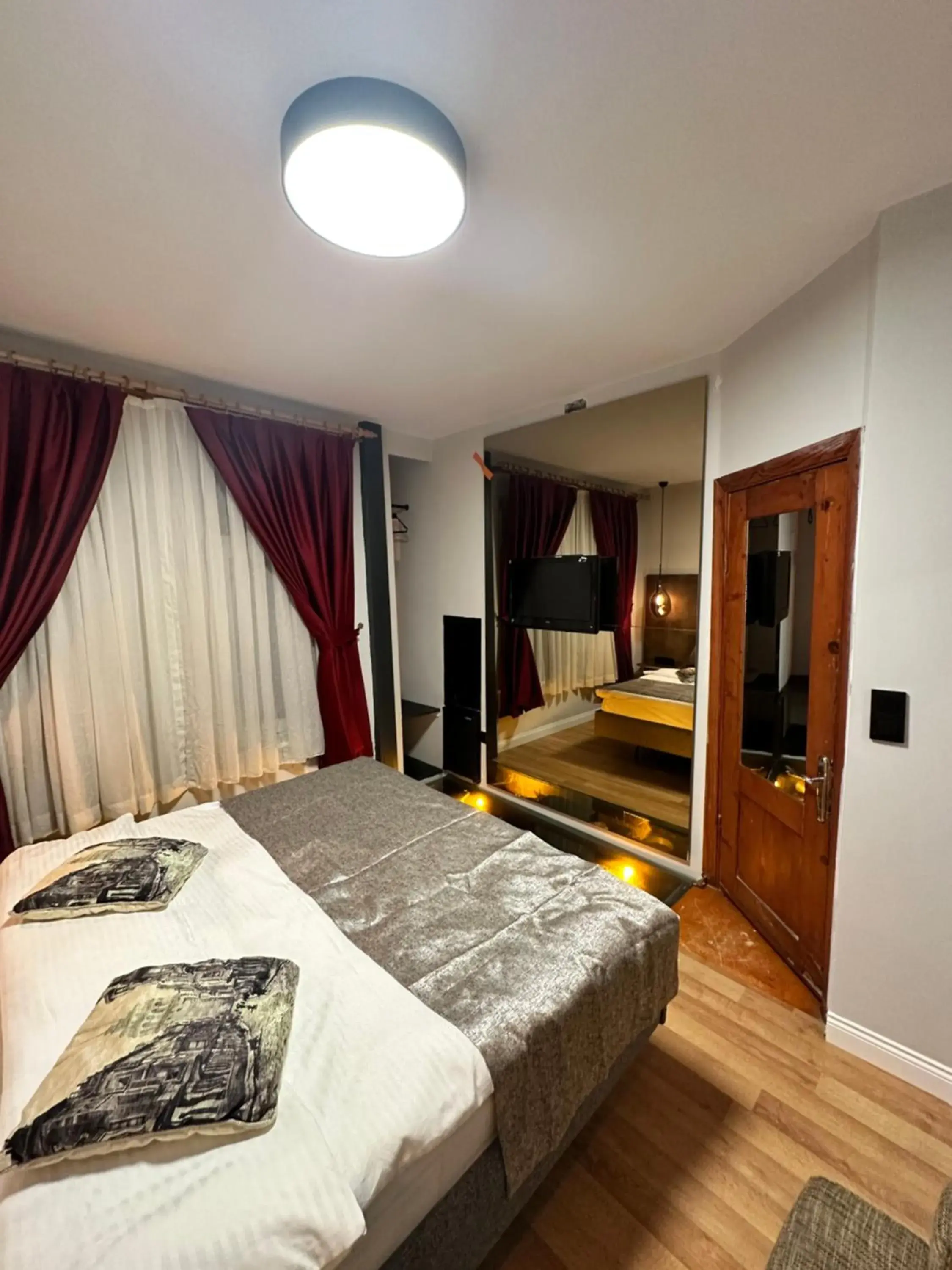 Bed in Corner Hot Bed in Corner Hot