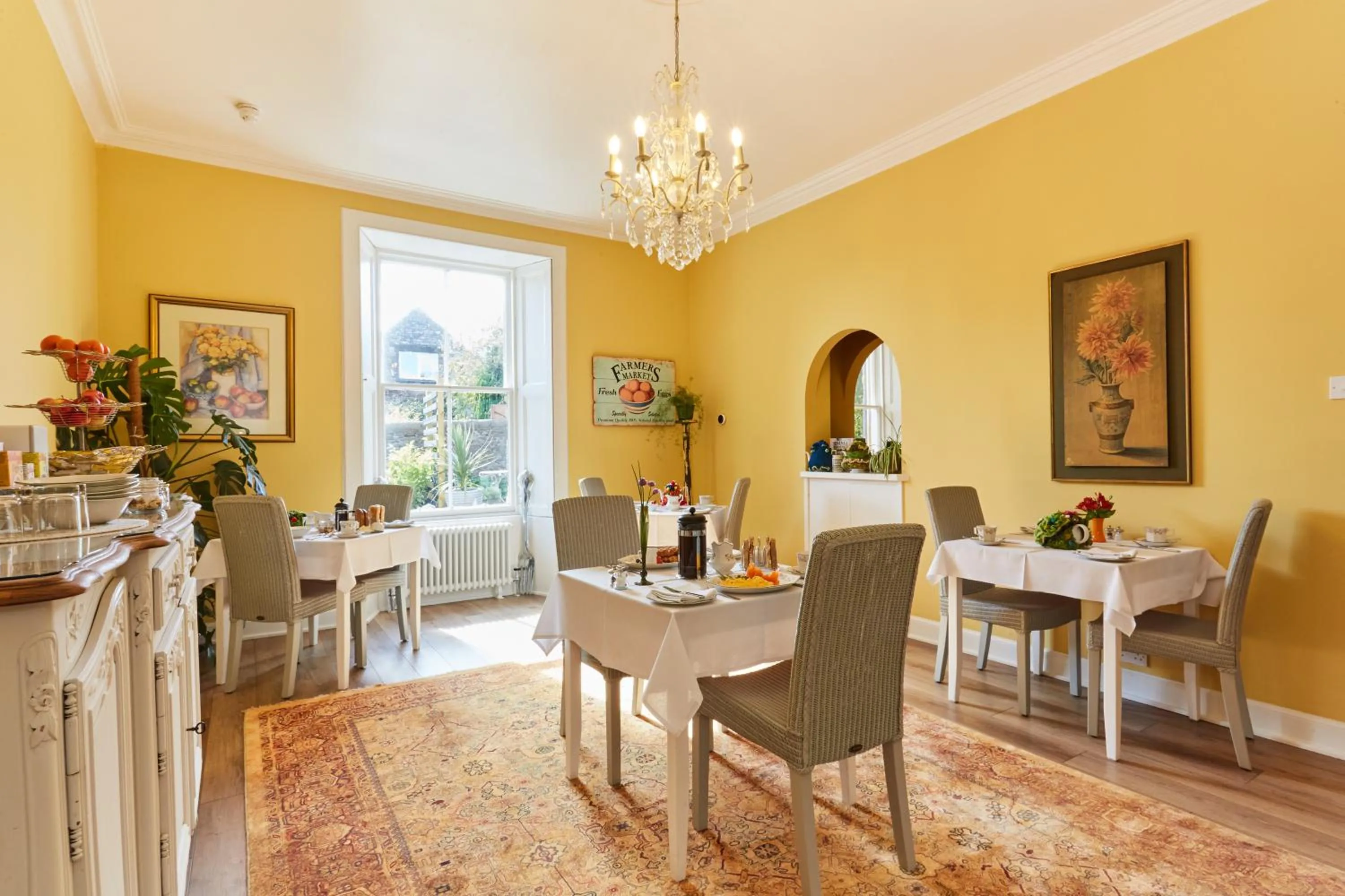 Dining area in Merlindale