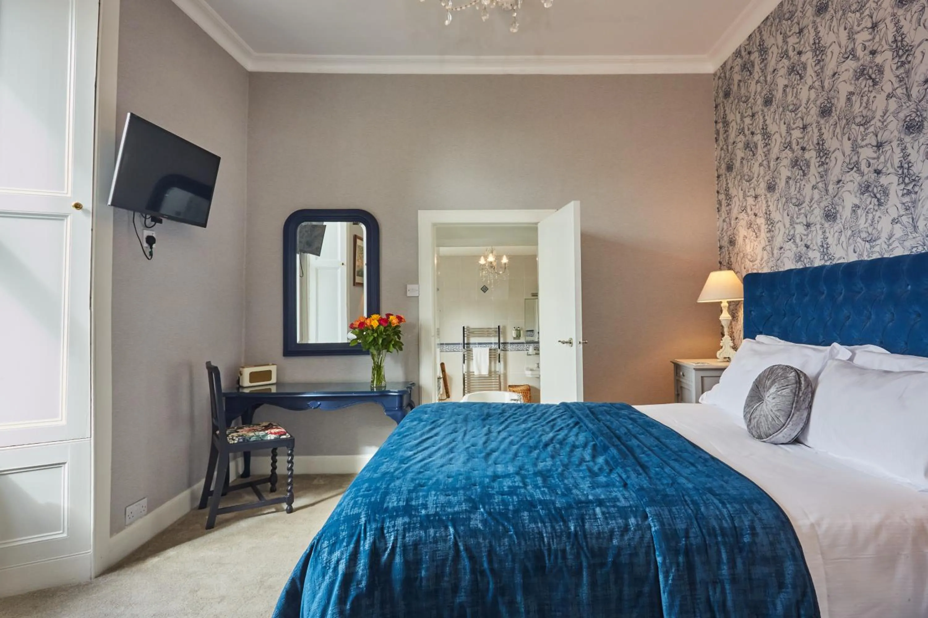 Photo of the whole room, Bed in Merlindale