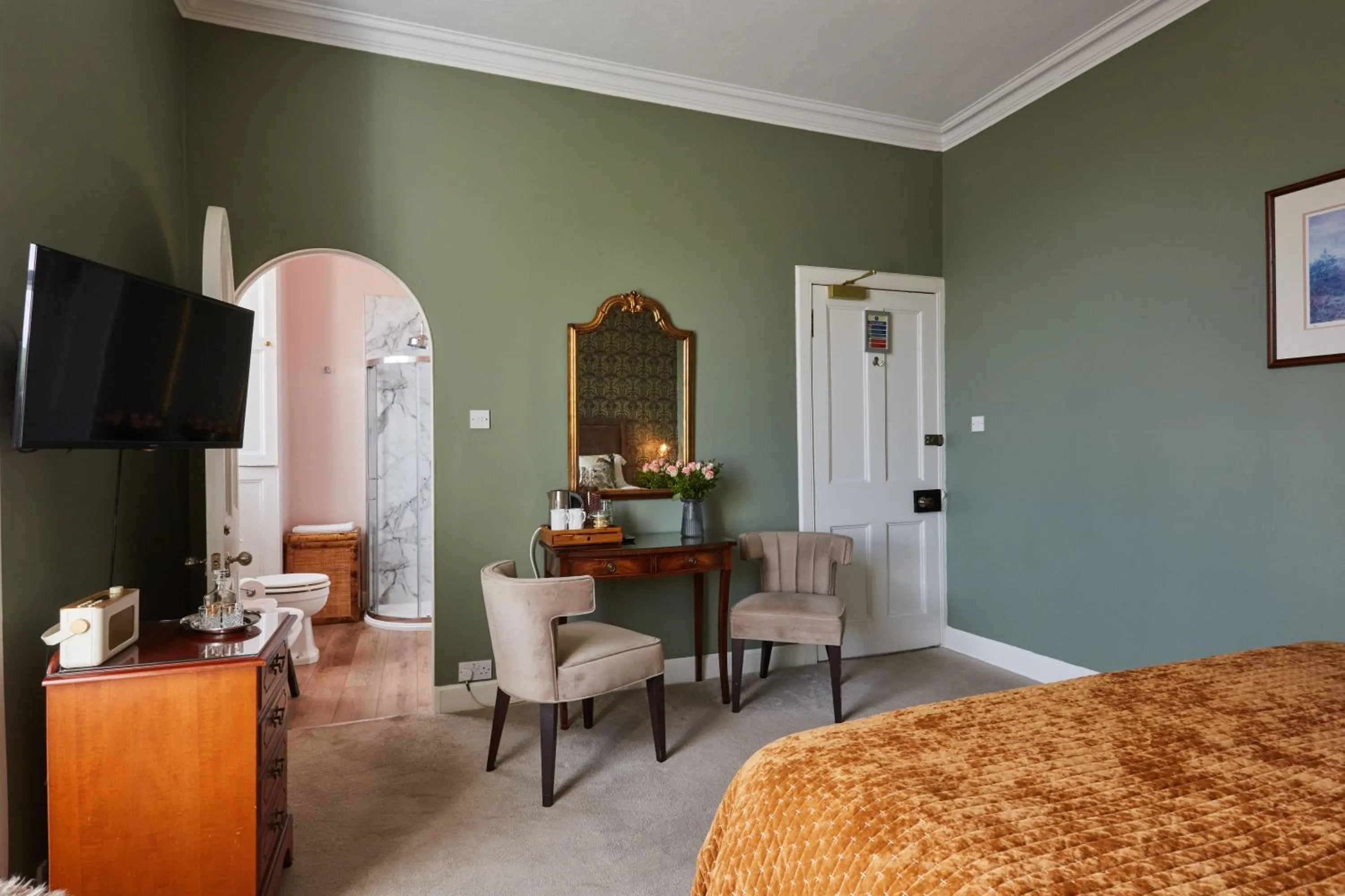 Seating area, Bed in Merlindale