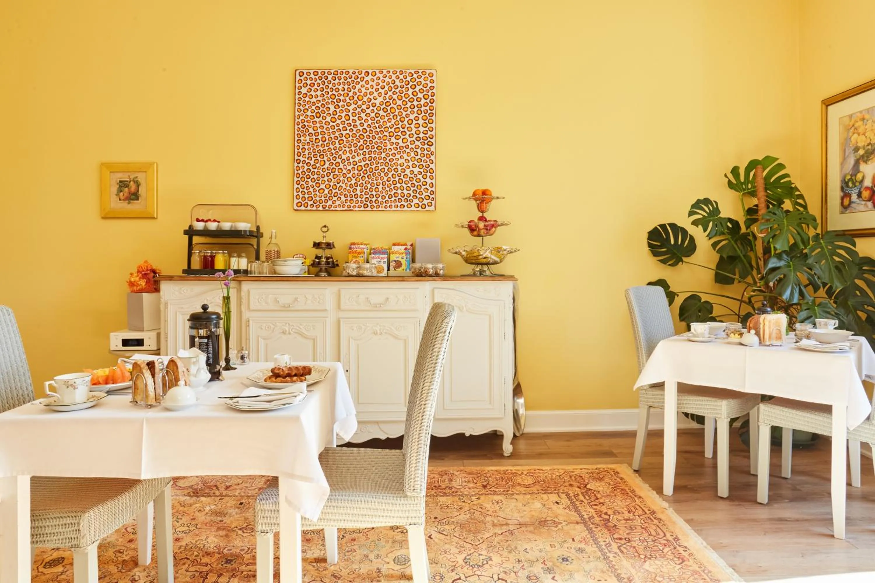 Dining area in Merlindale