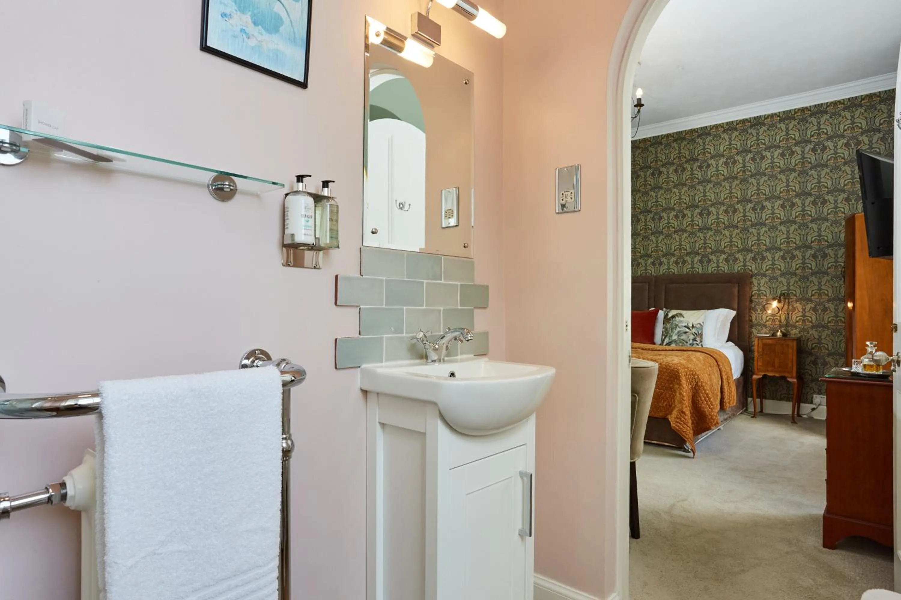 Bathroom, Bed in Merlindale