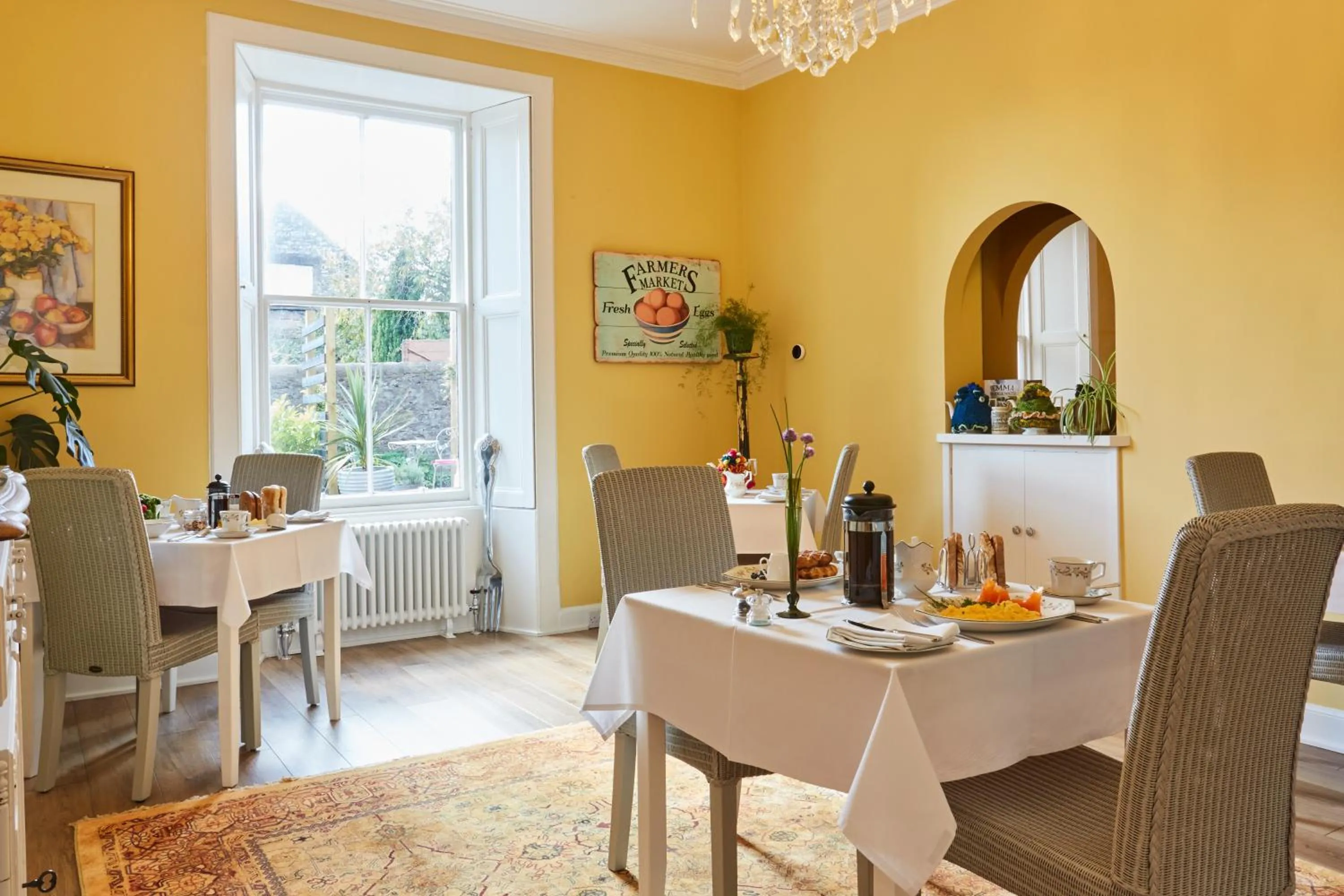 Dining area in Merlindale