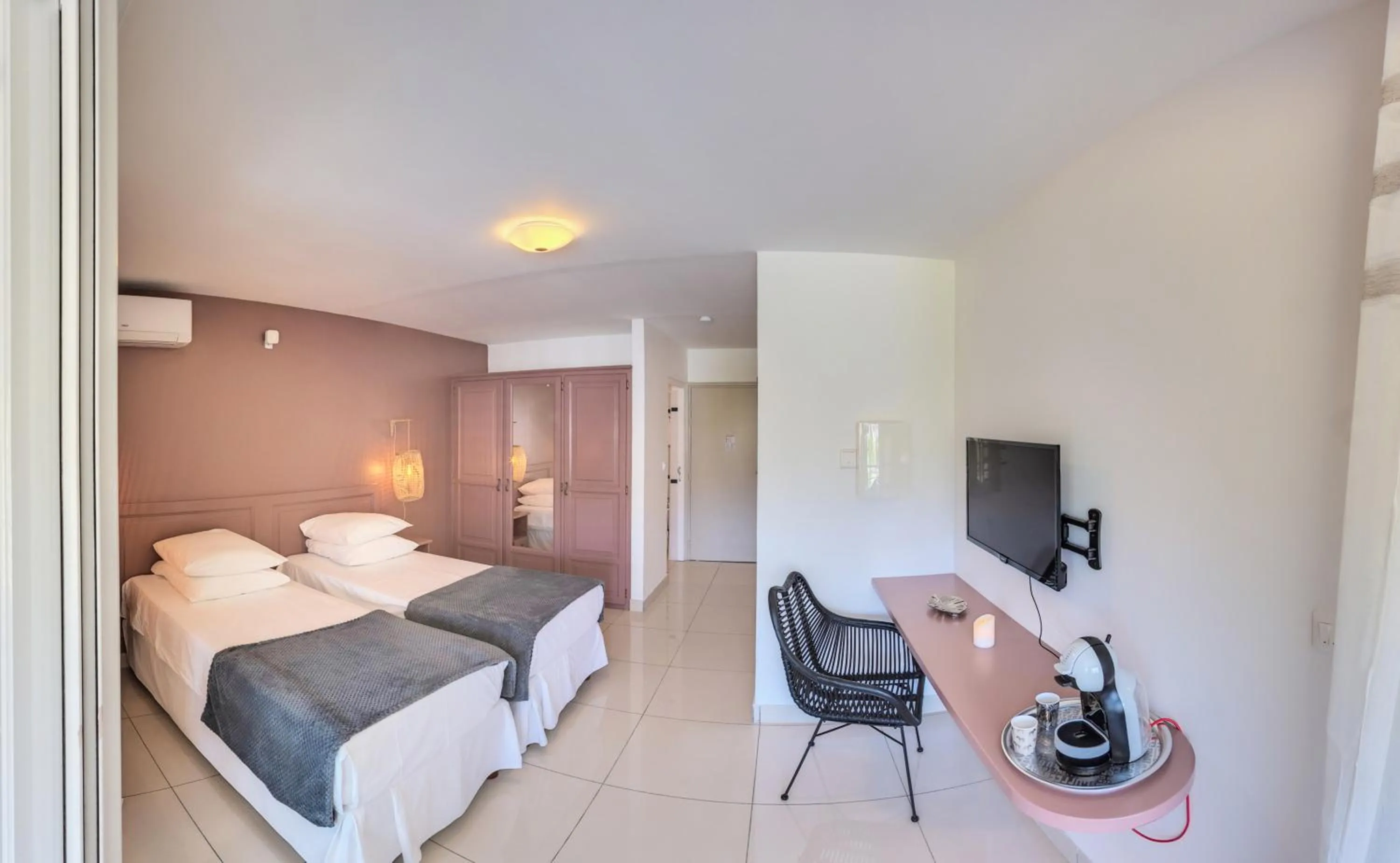 TV and multimedia, Bed in Hotel Pelican