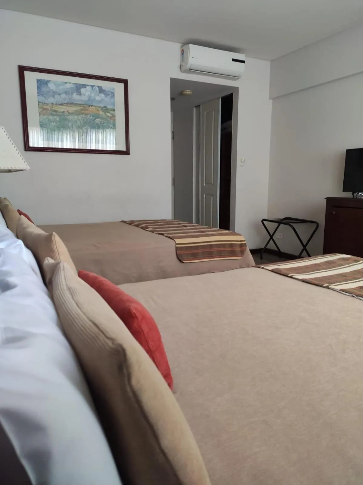 Photo of the whole room, Bed in HR Esmeralda Luxor