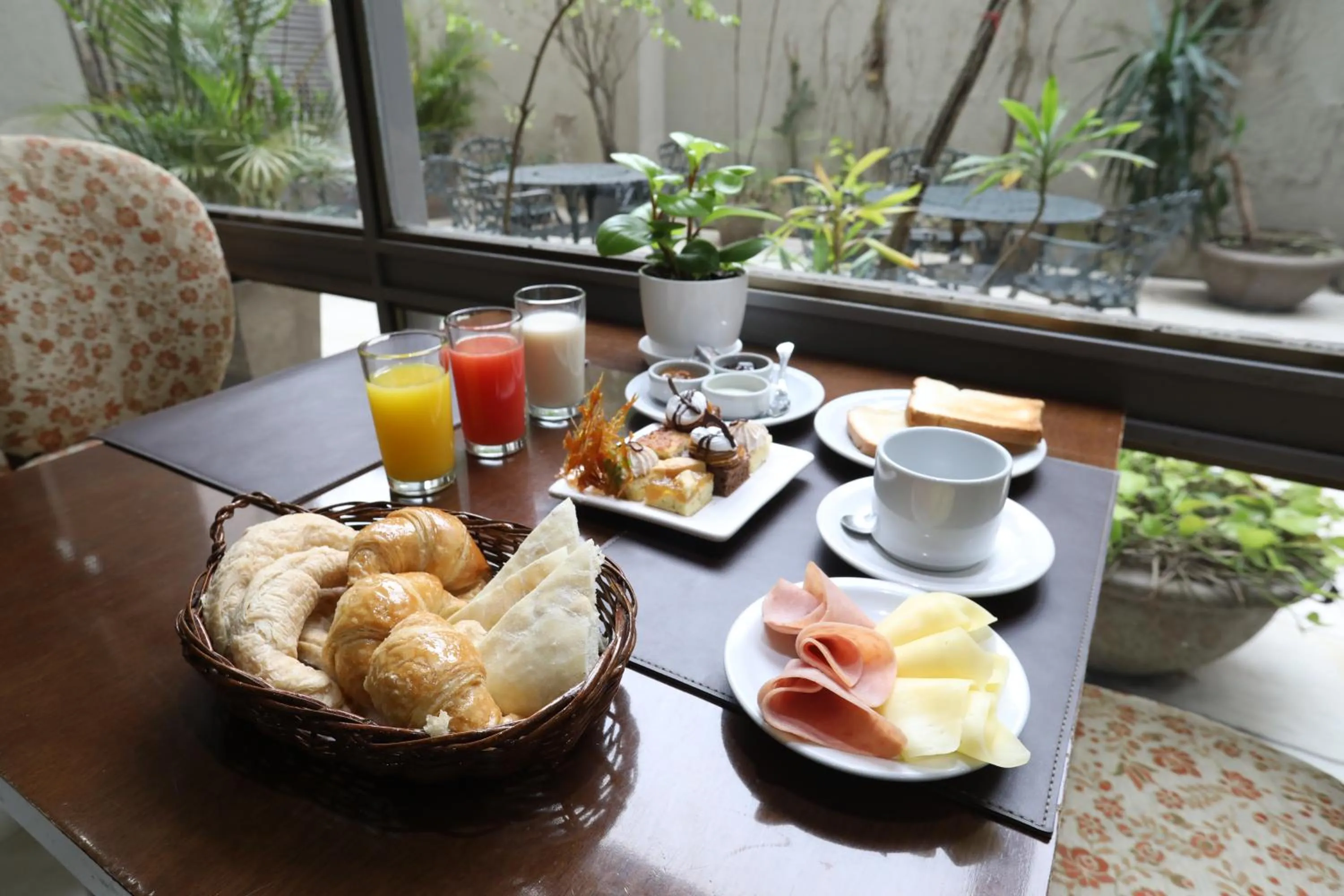 Breakfast in HR Esmeralda Luxor