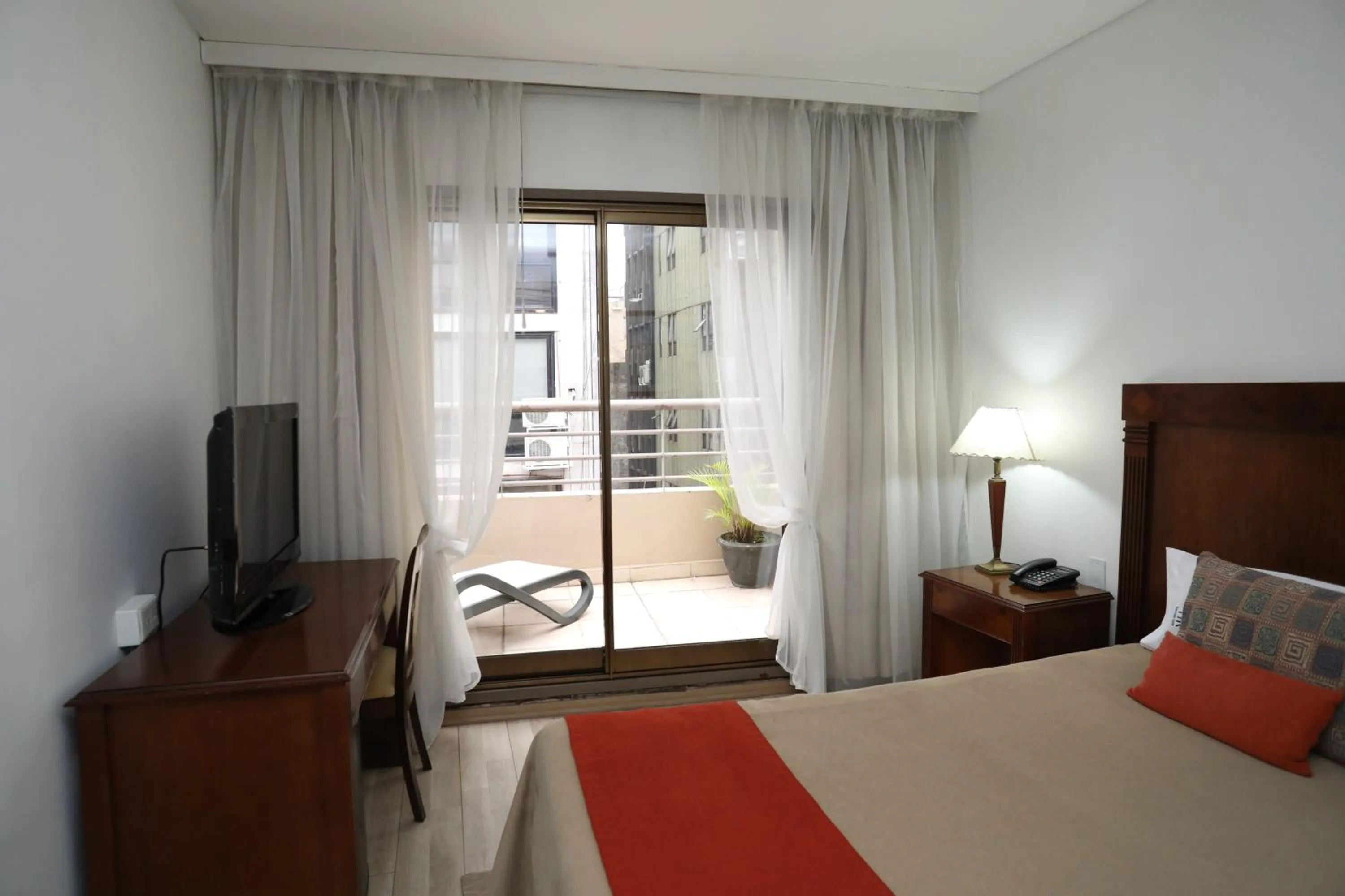 Photo of the whole room, Bed in HR Esmeralda Luxor