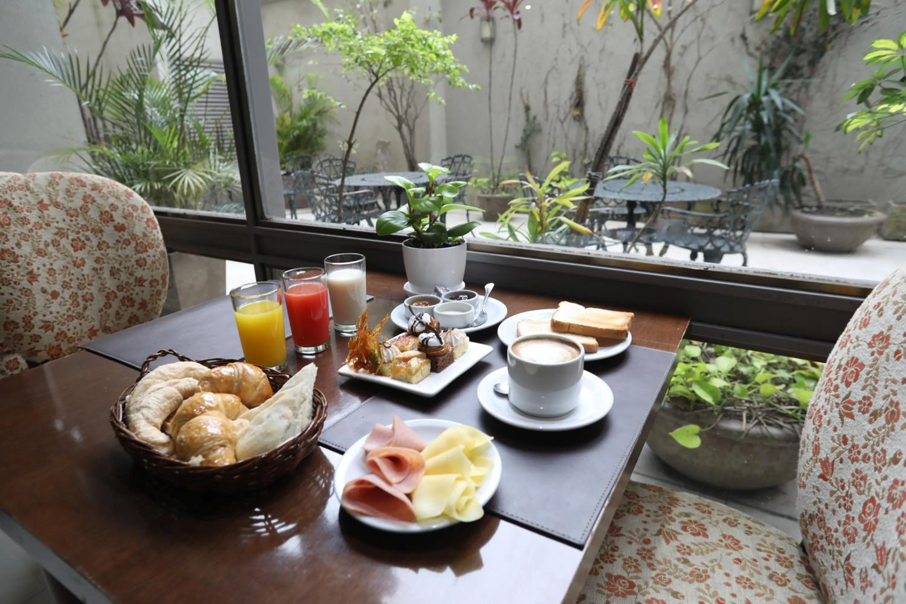 Breakfast in HR Esmeralda Luxor