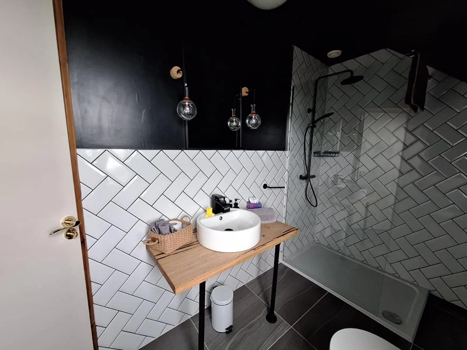 Shower in Heir Island House