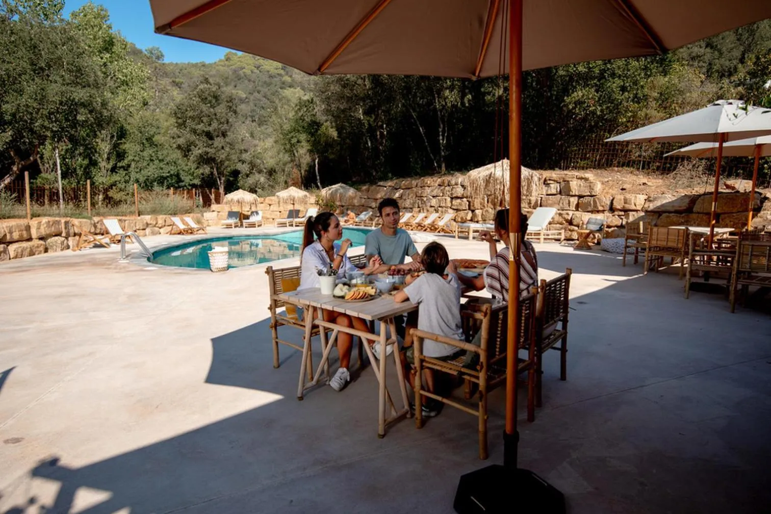 Restaurant/places to eat in Glamping Can Bora Lodges