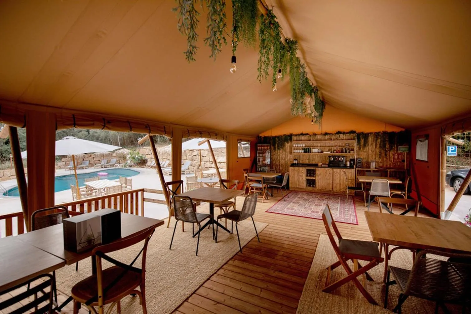 Restaurant/places to eat in Glamping Can Bora Lodges
