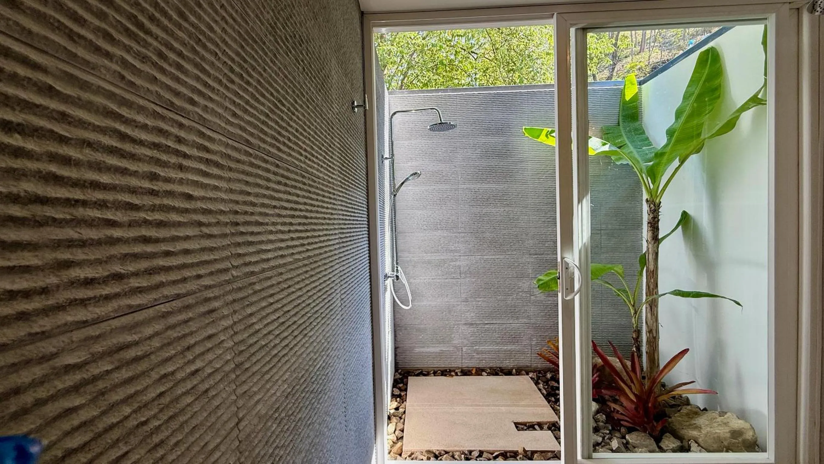 Shower in OPacifico Hotel Boutique