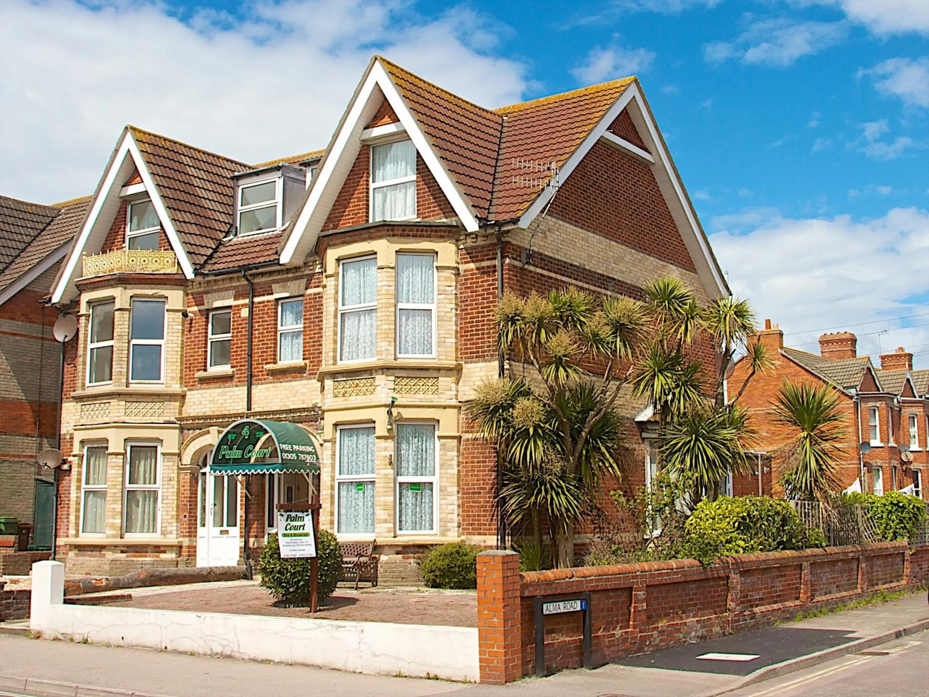 Facade/entrance in Palm Court