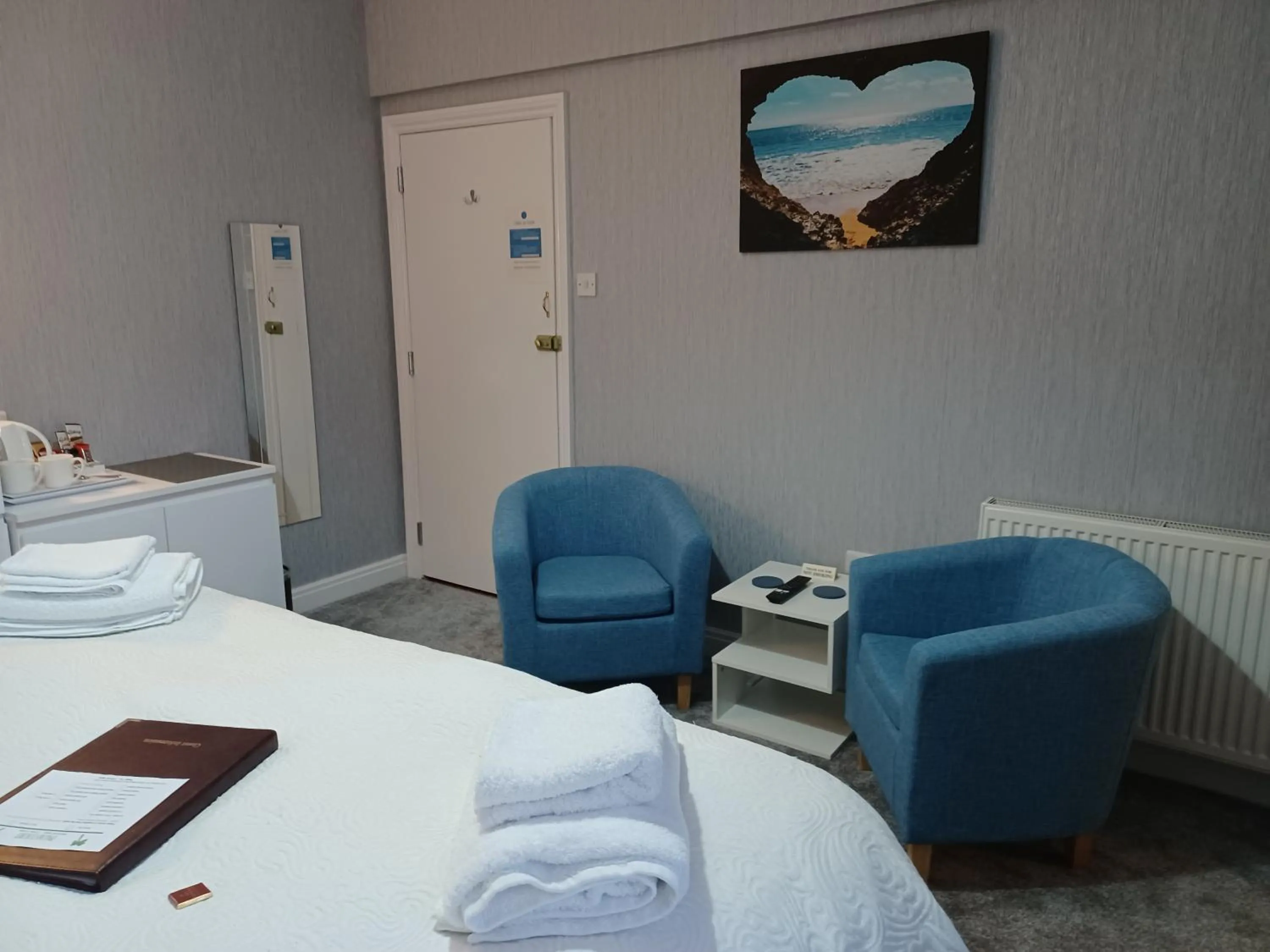 Seating area, Bed in Palm Court