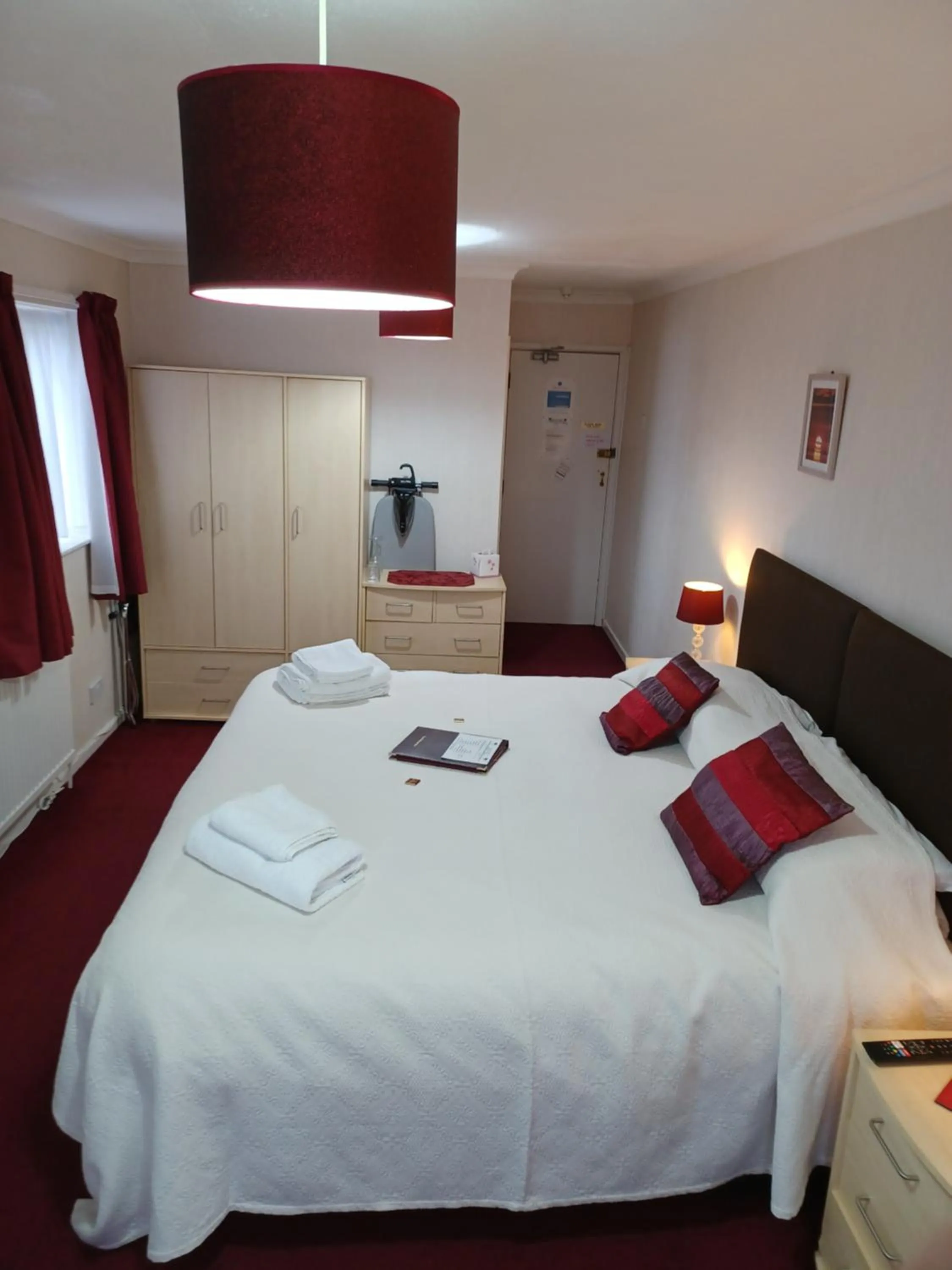 Photo of the whole room, Bed in Palm Court