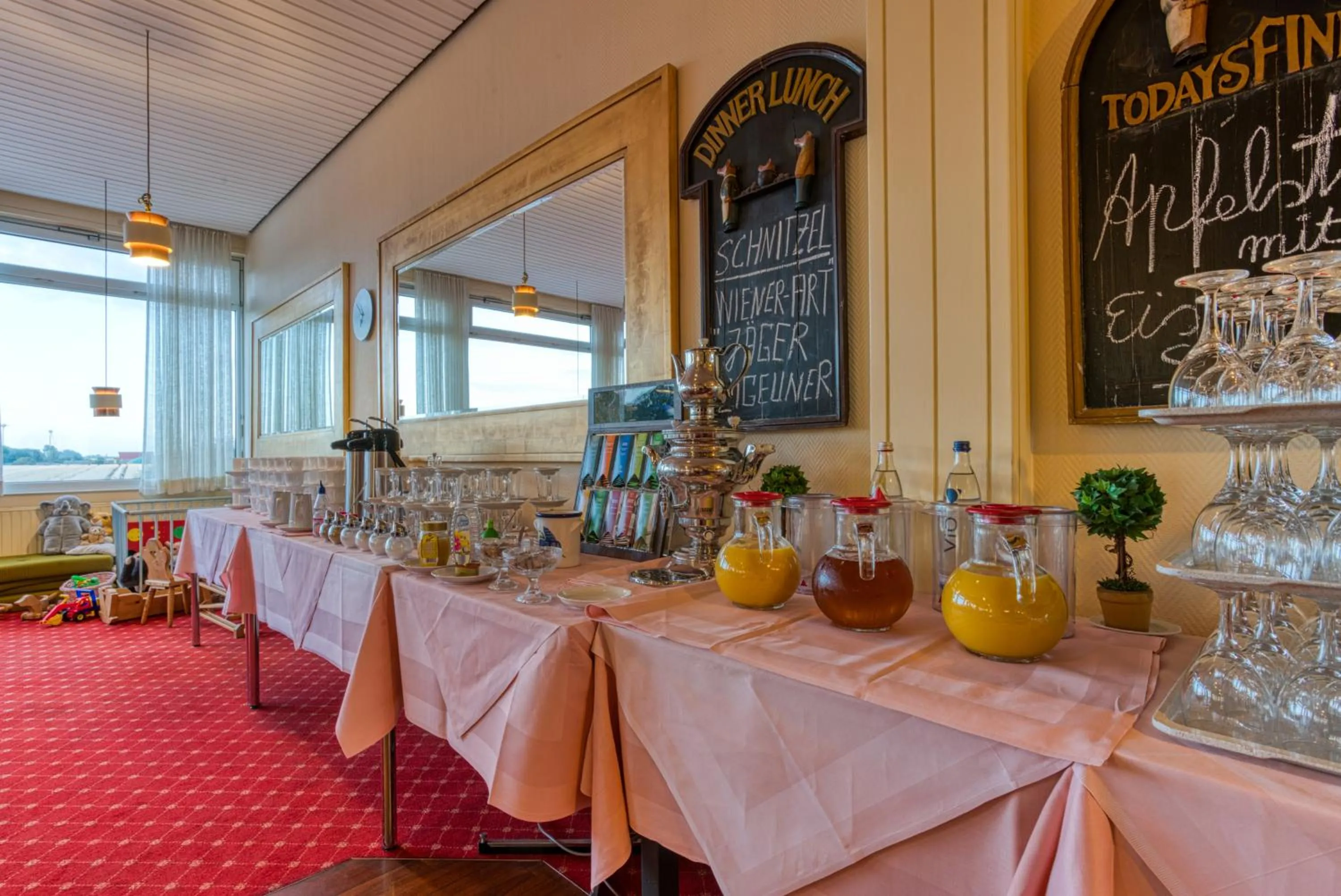 Restaurant/places to eat in FF&E Hotel Dania