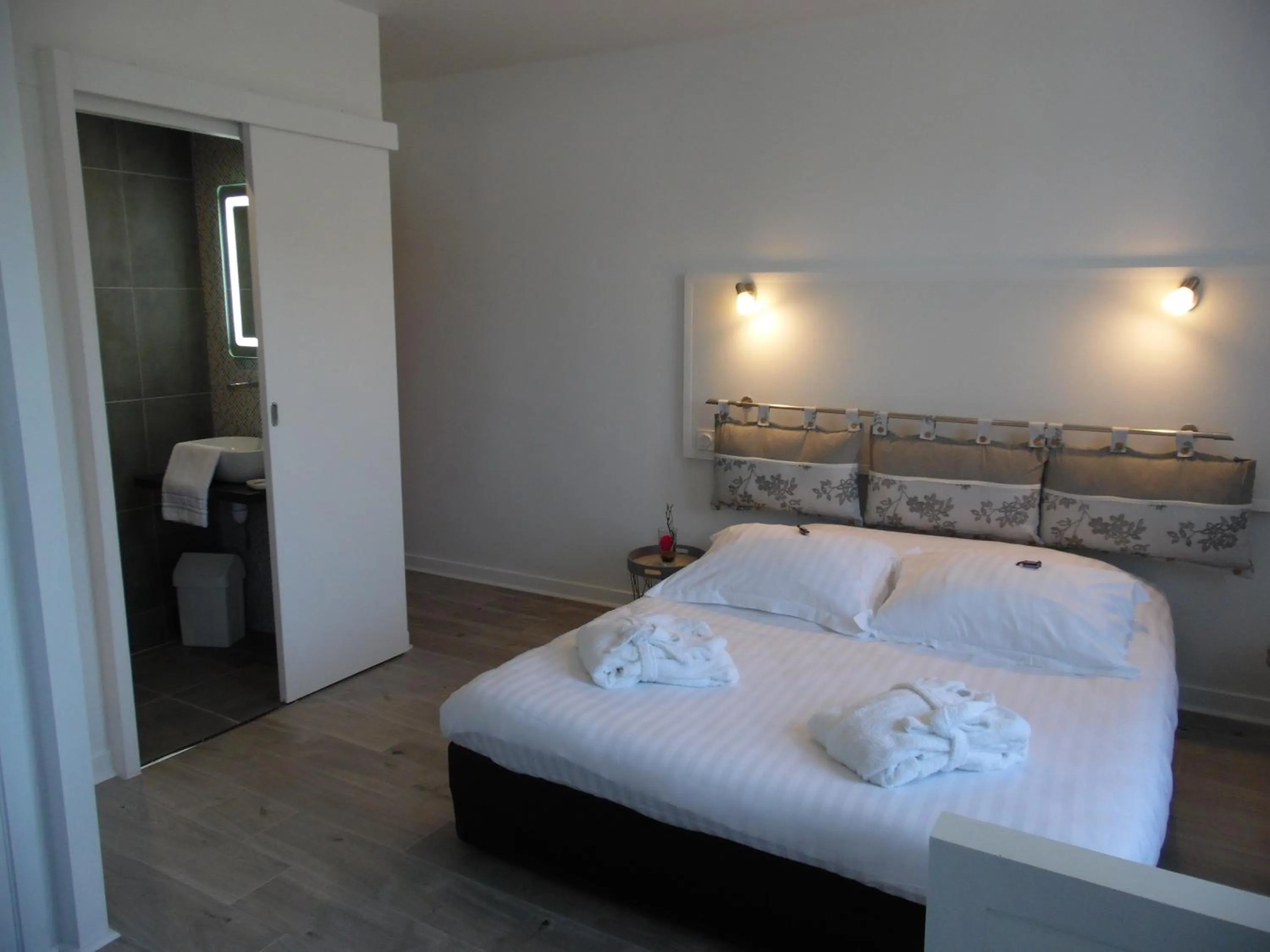 Photo of the whole room, Bed in Chante Grelet