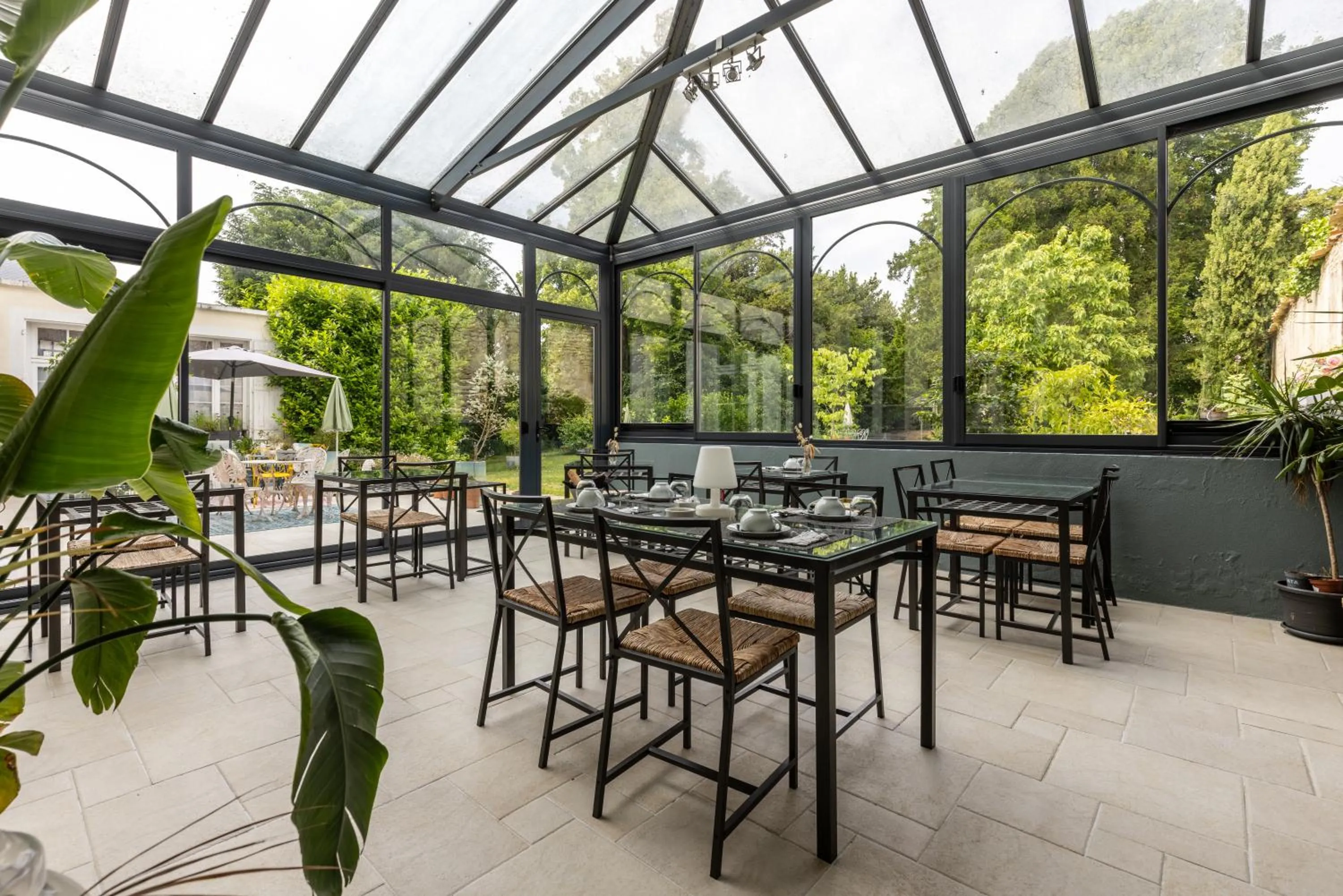 Restaurant/places to eat in H de Surgères