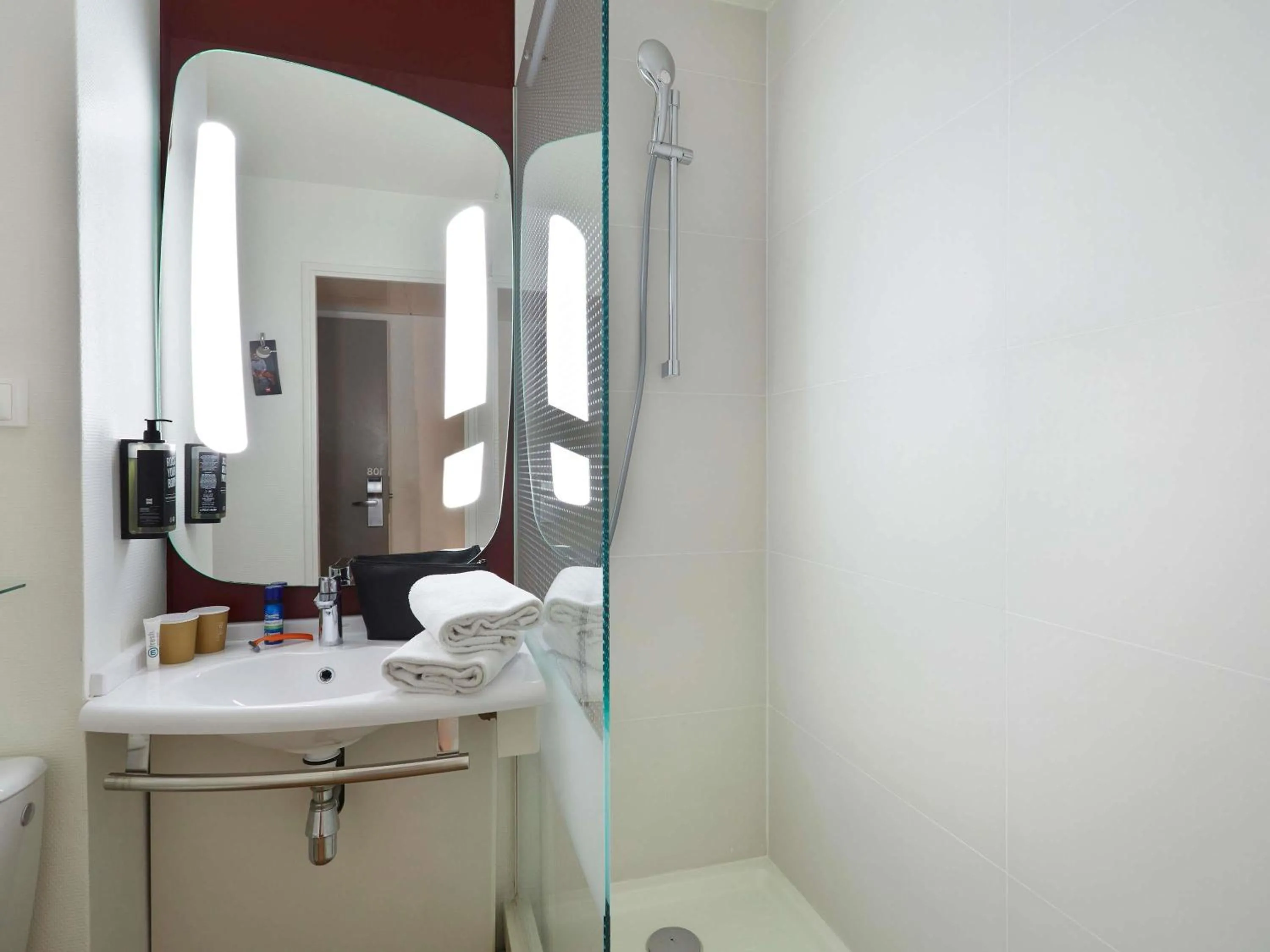 Bedroom in Ibis Sallanches Porte du MontBlanc